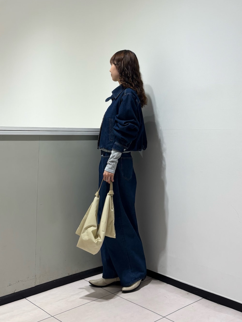 ブルー系のデニムジャケット、ブルー系のデニムパンツ、ブルー系のTシャツ/カットソーを着用したレディースの秋コーディネートの2枚目の写真