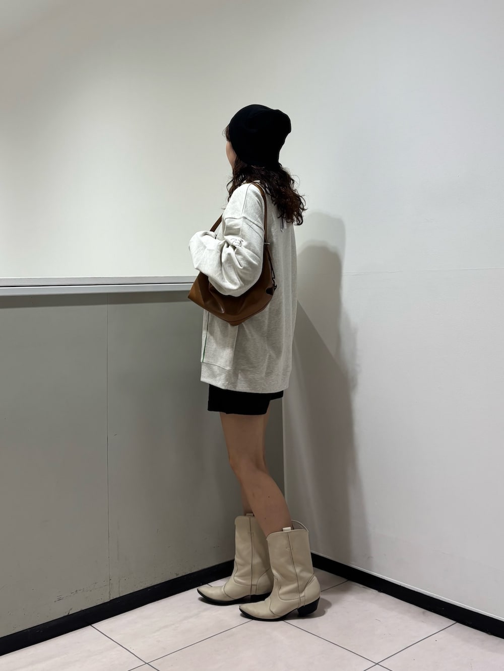 ベージュ系のスウェット、ブラウン系のその他パンツ、イエロー系のショルダーバッグを着用したレディースの秋コーディネートの2枚目の写真