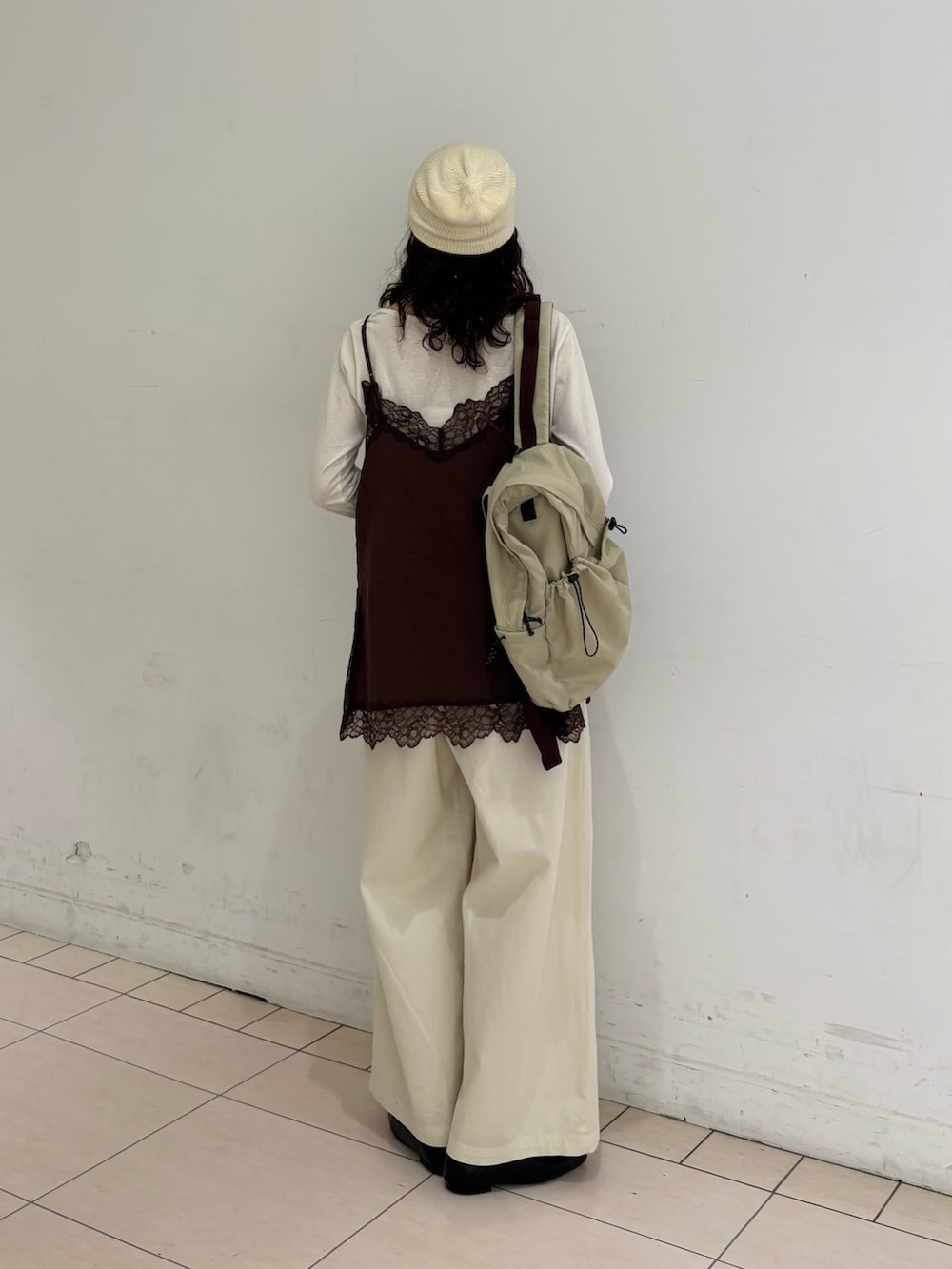 ブラウン系のキャミソール、ホワイト系のその他パンツ、ブラック系のその他シューズを着用したレディースの春コーディネートの3枚目の写真