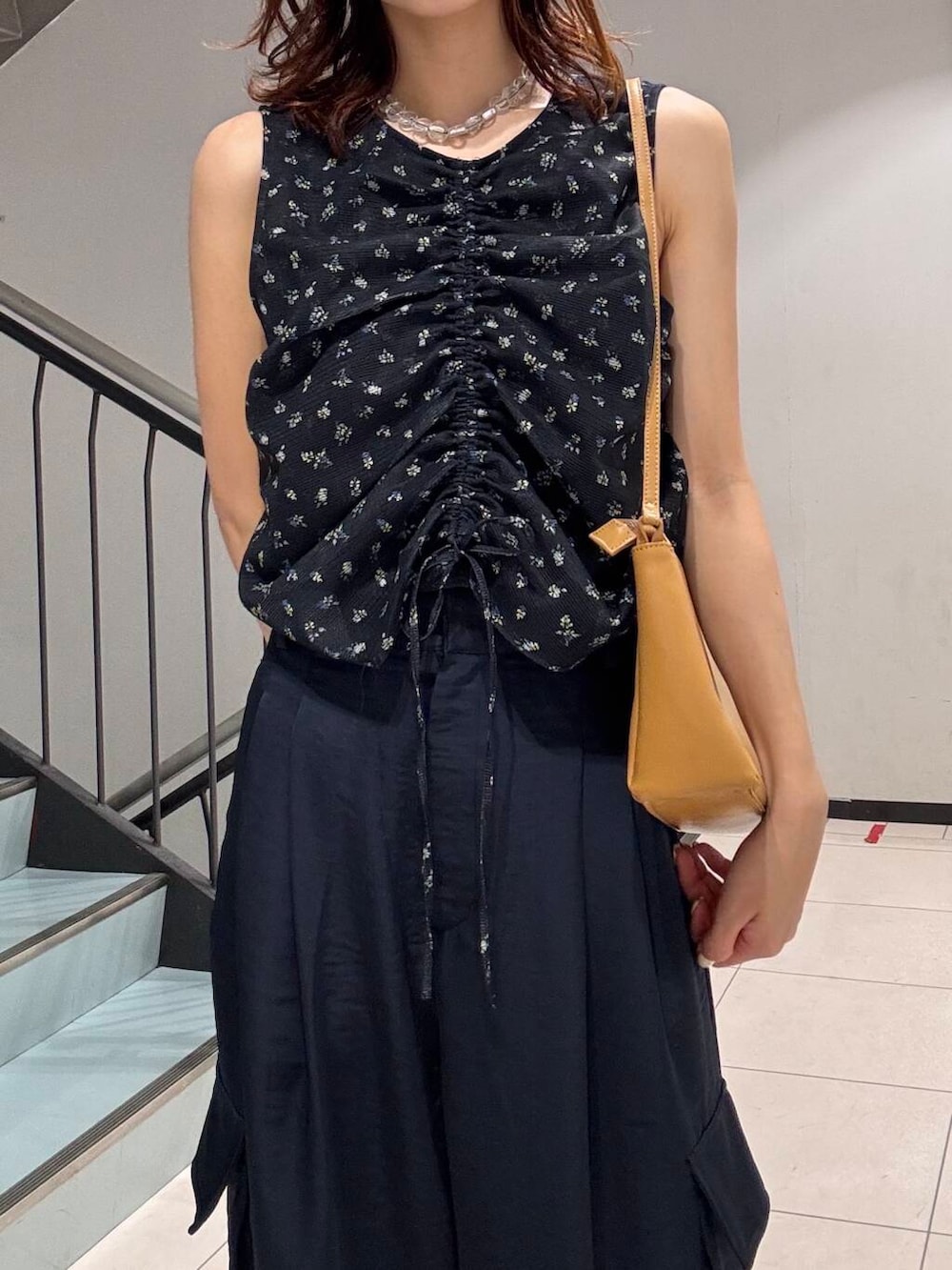 ホワイト系のショルダーバッグ、ブルー系のその他パンツ、ブルー系のシャツ/ブラウスを着用したレディースの夏コーディネートの3枚目の写真