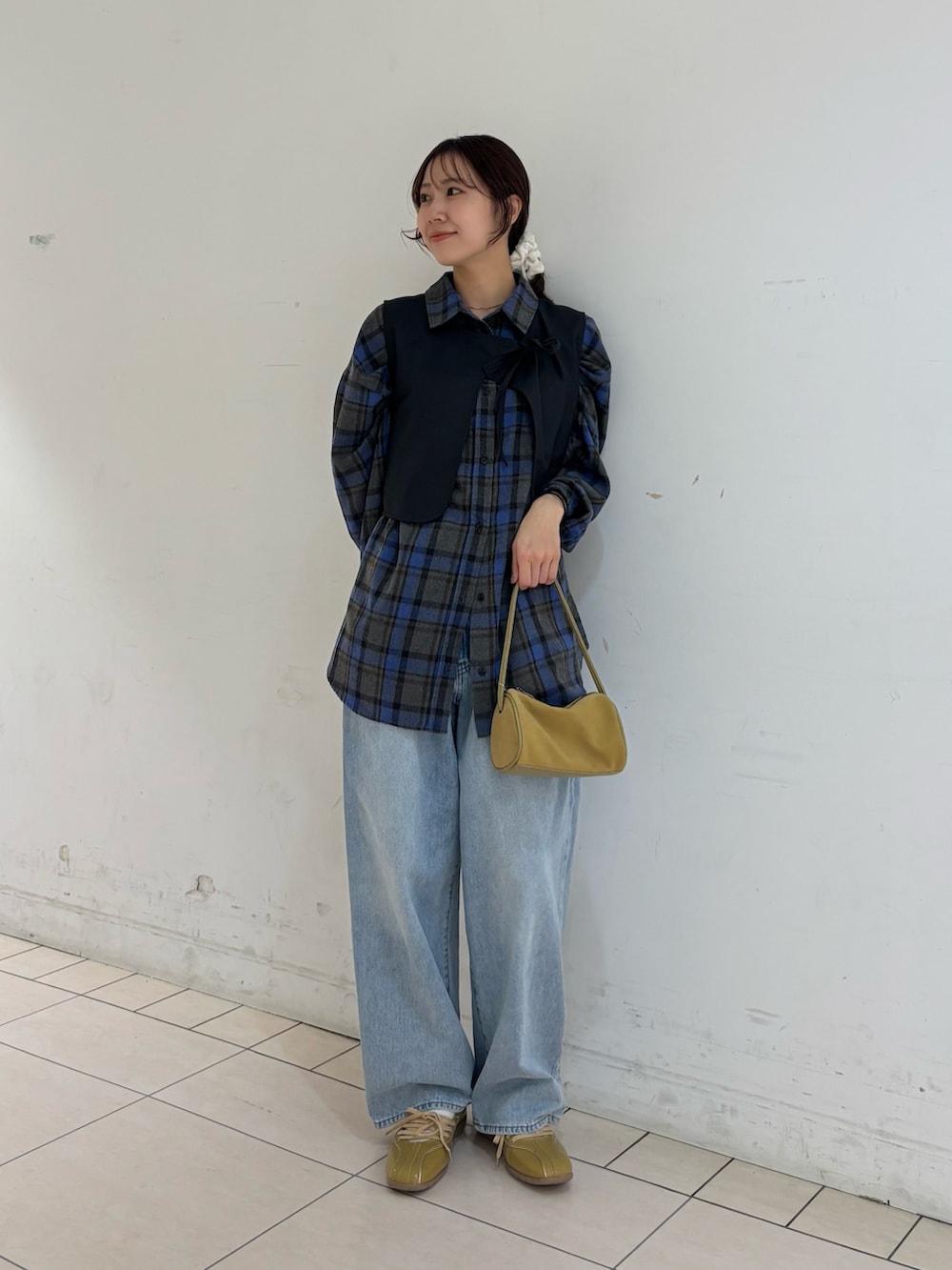 ブルー系のデニムパンツ、ブルー系のシャツ/ブラウス、グリーン系のワンピースを着用したレディースの冬コーディネートの2枚目の写真