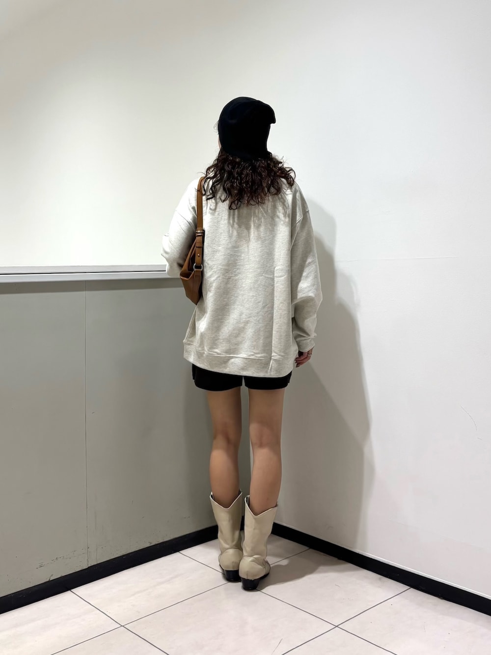 ベージュ系のスウェット、ブラウン系のその他パンツ、イエロー系のショルダーバッグを着用したレディースの秋コーディネートの3枚目の写真