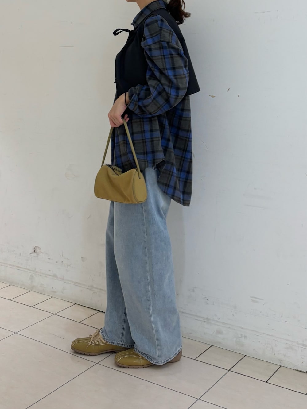 ブルー系のデニムパンツ、ブルー系のシャツ/ブラウス、グリーン系のワンピースを着用したレディースの冬コーディネートの3枚目の写真