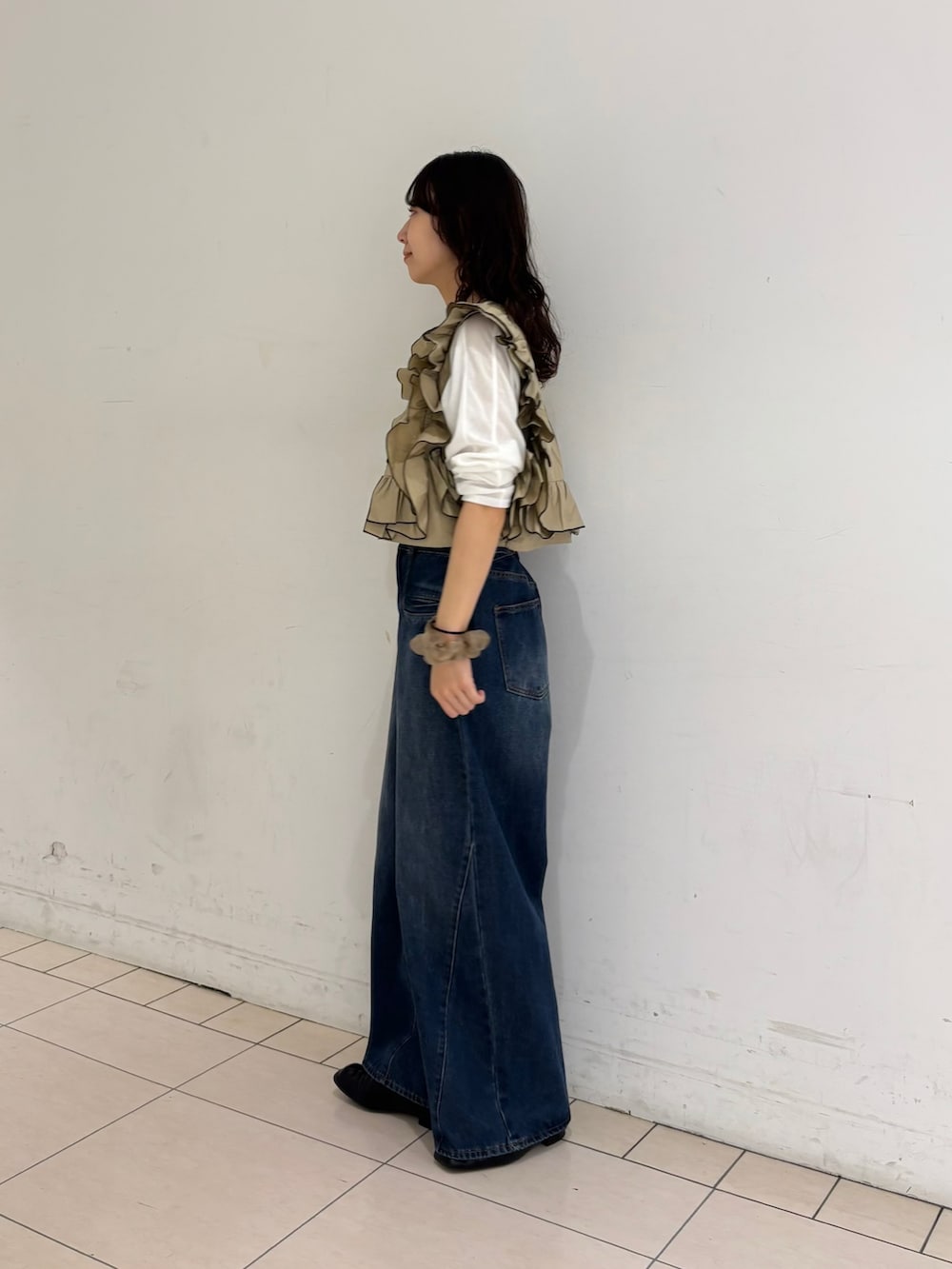 ブルー系のデニムパンツ、ベージュ系のシャツ/ブラウス、ホワイト系のTシャツ/カットソーを着用したレディースの春コーディネートの3枚目の写真