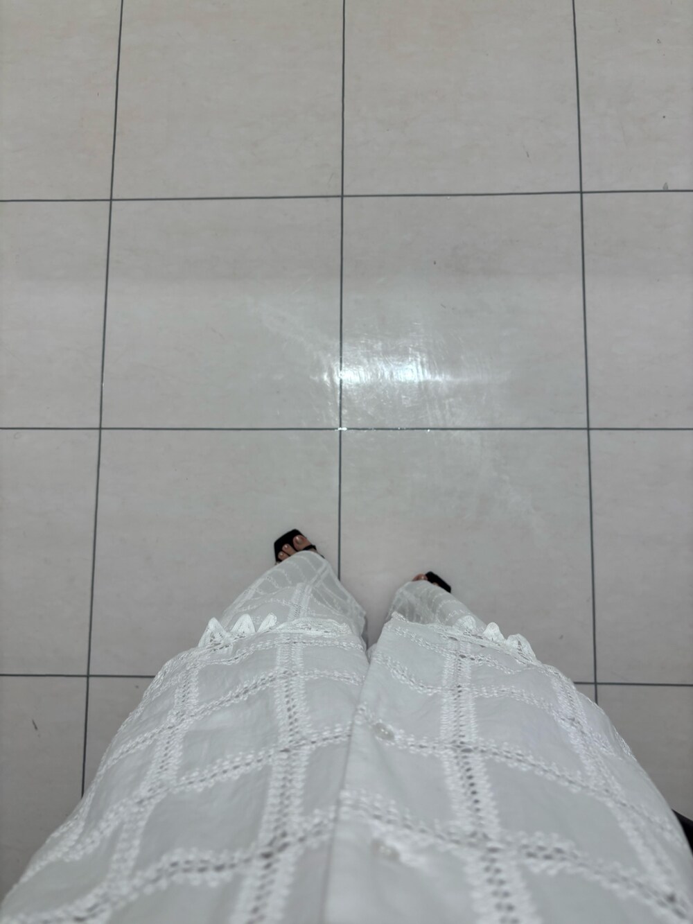 ホワイト系のその他パンツ、ホワイト系のシャツ/ブラウスを着用したレディースの春コーディネートの5枚目の写真