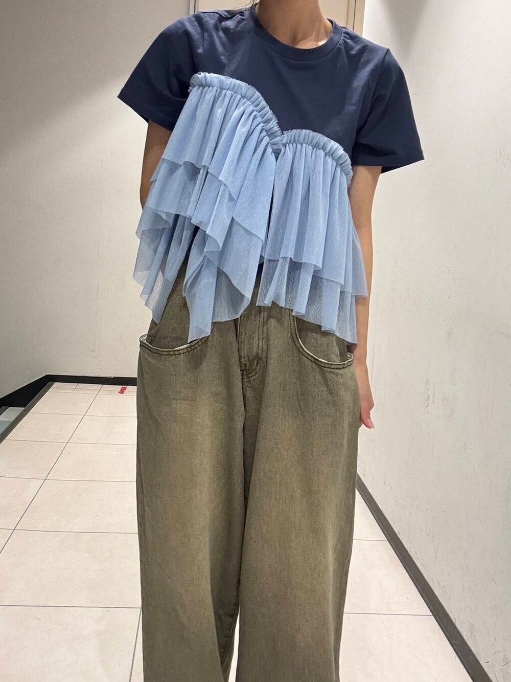 シルバー系のサンダル、ブルー系のTシャツ/カットソー、グリーン系のデニムパンツを着用したレディースの夏コーディネートの5枚目の写真