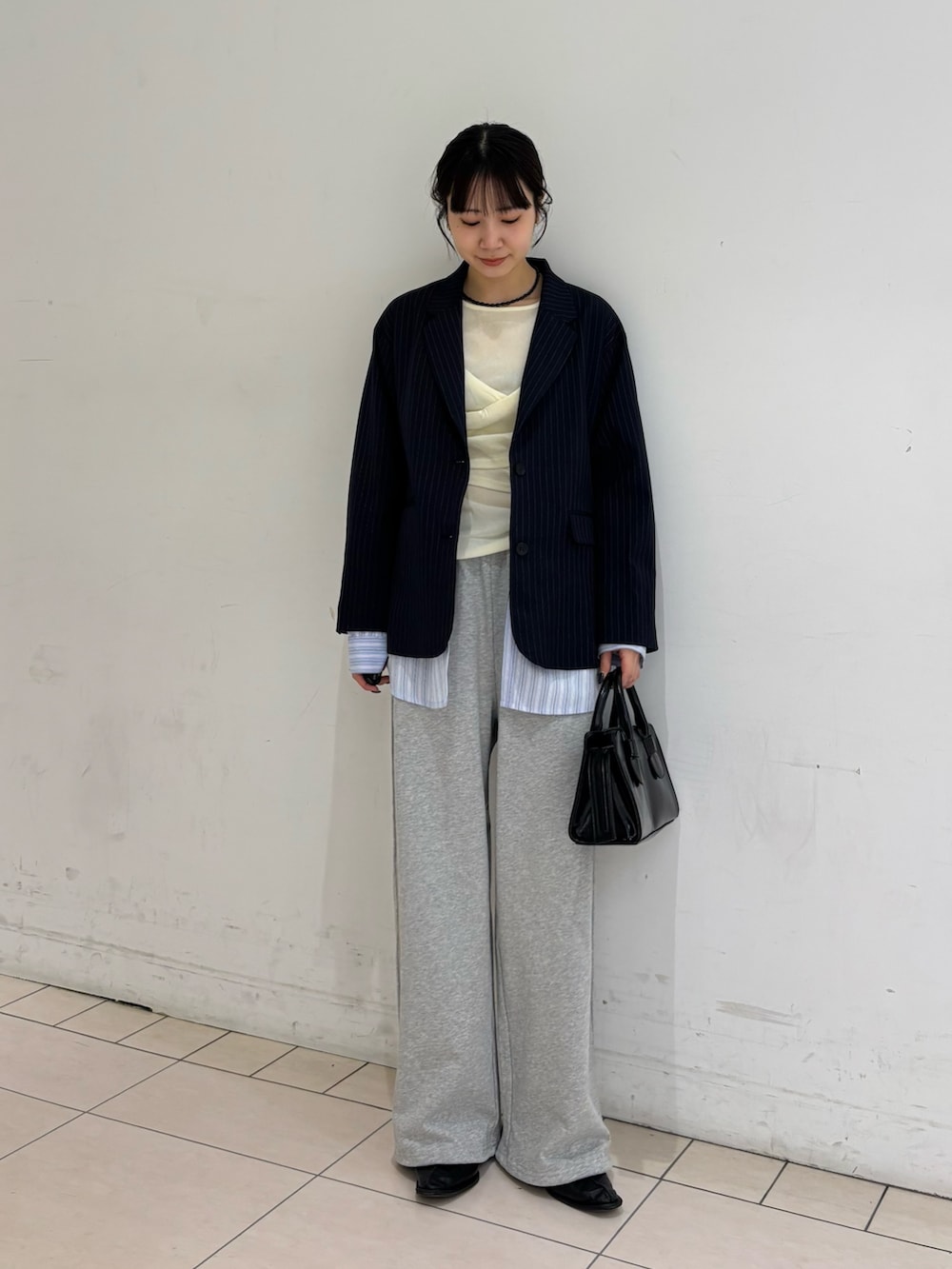 ブルー系のその他アウター、グレー系のその他パンツ、ホワイト系のTシャツ/カットソーを着用したレディースの冬コーディネートの2枚目の写真