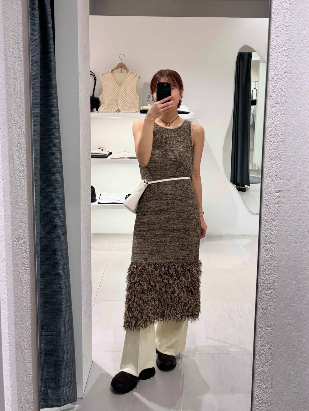 ホワイト系のショルダーバッグ、ベージュ系のその他パンツ、ベージュ系のワンピースを着用したレディースの夏コーディネートの2枚目の写真