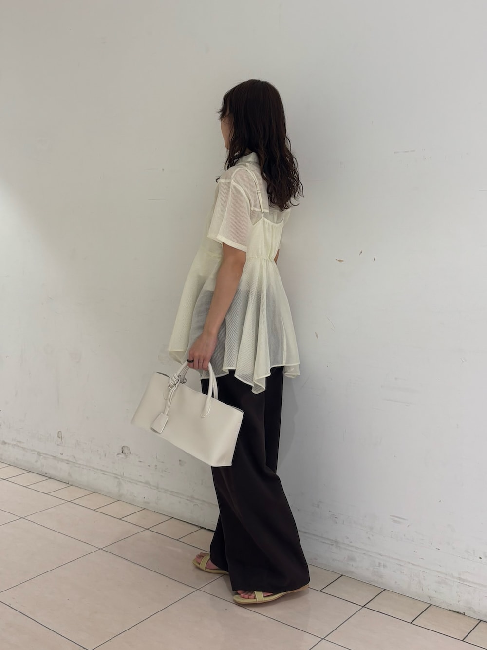 ブラウン系のその他パンツ、ホワイト系のシャツ/ブラウス、ホワイト系のハンドバッグを着用したレディースの夏コーディネートの2枚目の写真