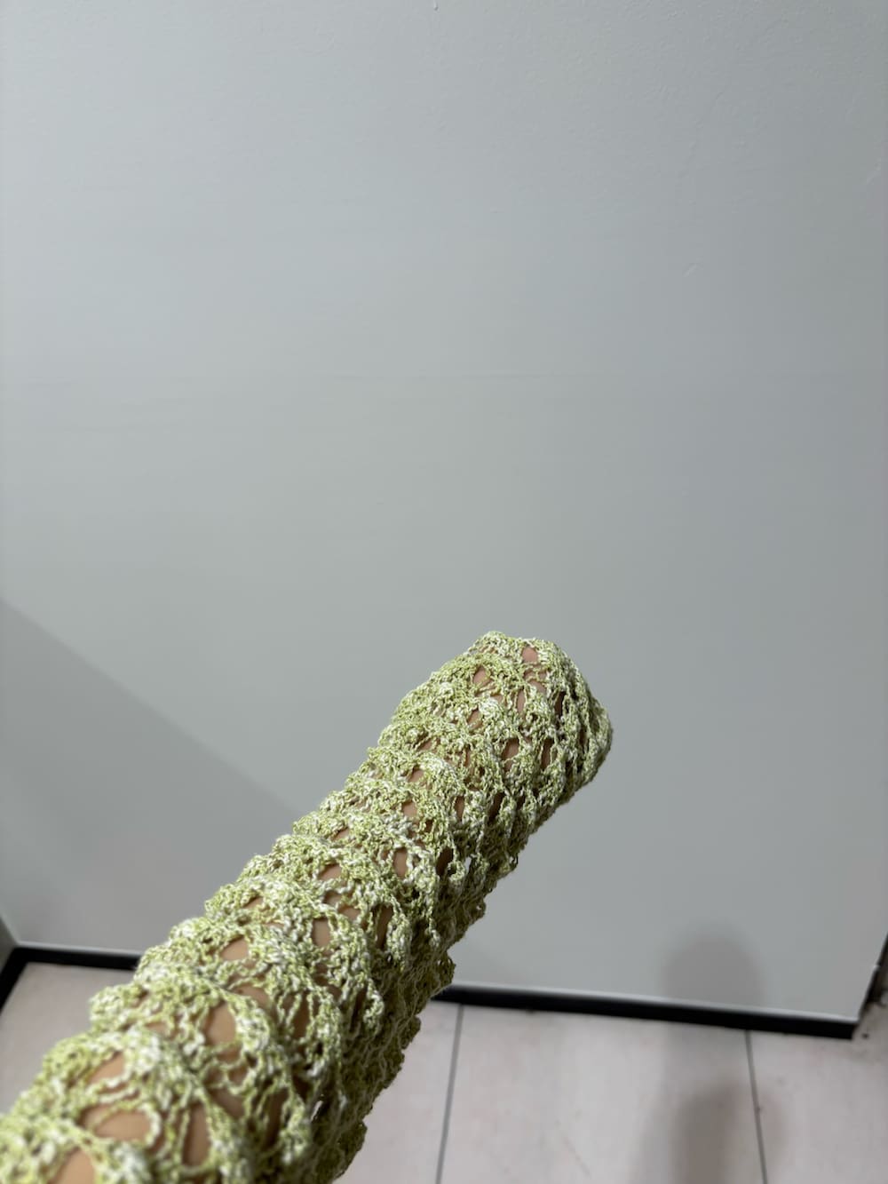 ブラウン系のその他パンツ、グリーン系のニット/セーター、ホワイト系のトートバッグを着用したレディースの春コーディネートの5枚目の写真