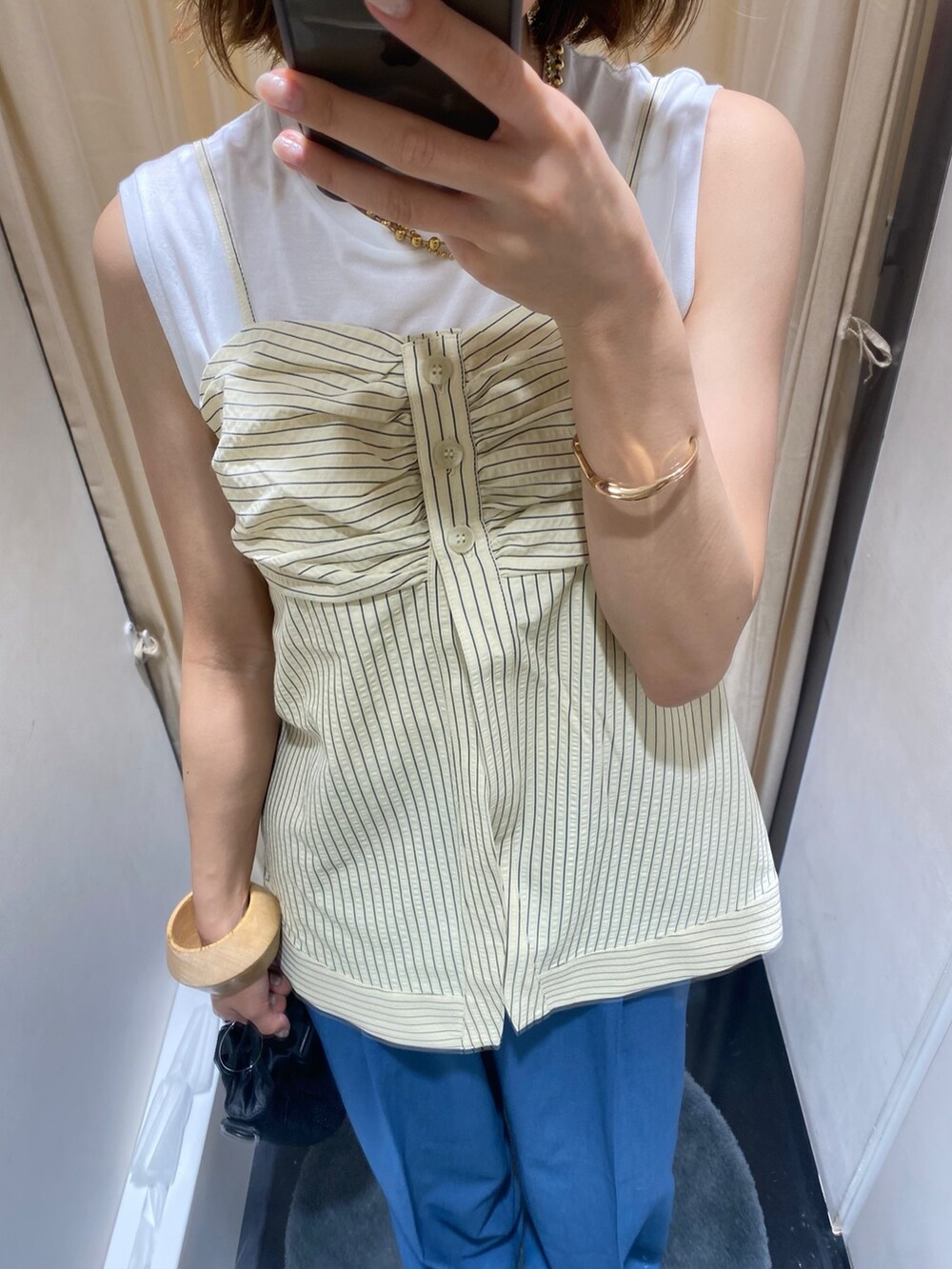 ブルー系のスラックス、ブラック系のシャツ/ブラウス、ブラック系のショルダーバッグを着用したレディースの夏コーディネートの3枚目の写真