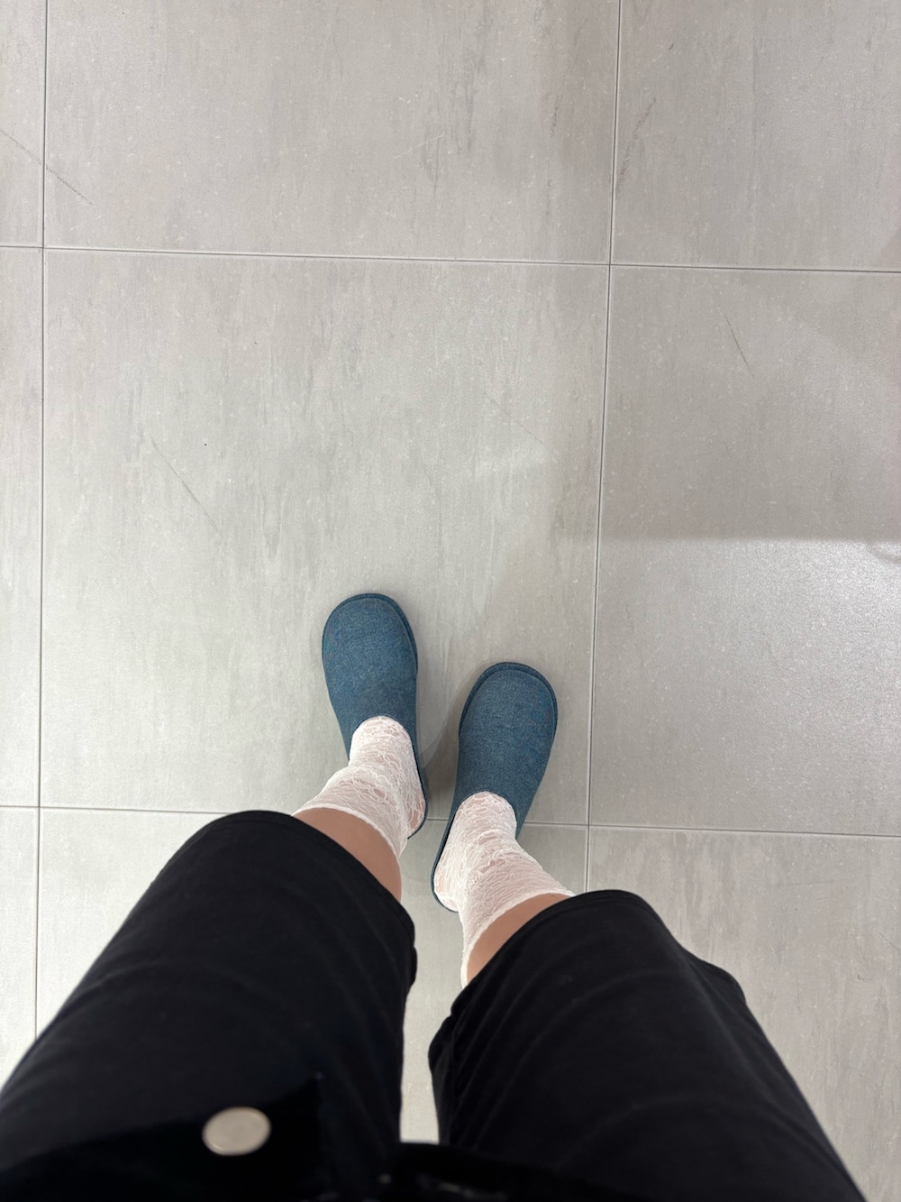 ブラック系のブルゾン、ブラック系のその他パンツ、ブルー系のサンダルを着用したレディースの冬コーディネートの2枚目の写真