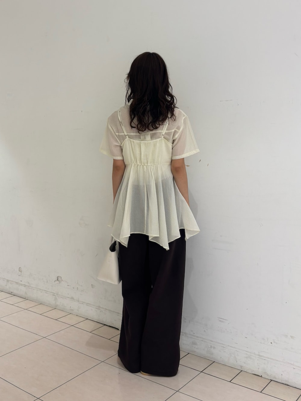 ブラウン系のその他パンツ、ホワイト系のシャツ/ブラウス、ホワイト系のハンドバッグを着用したレディースの夏コーディネートの3枚目の写真