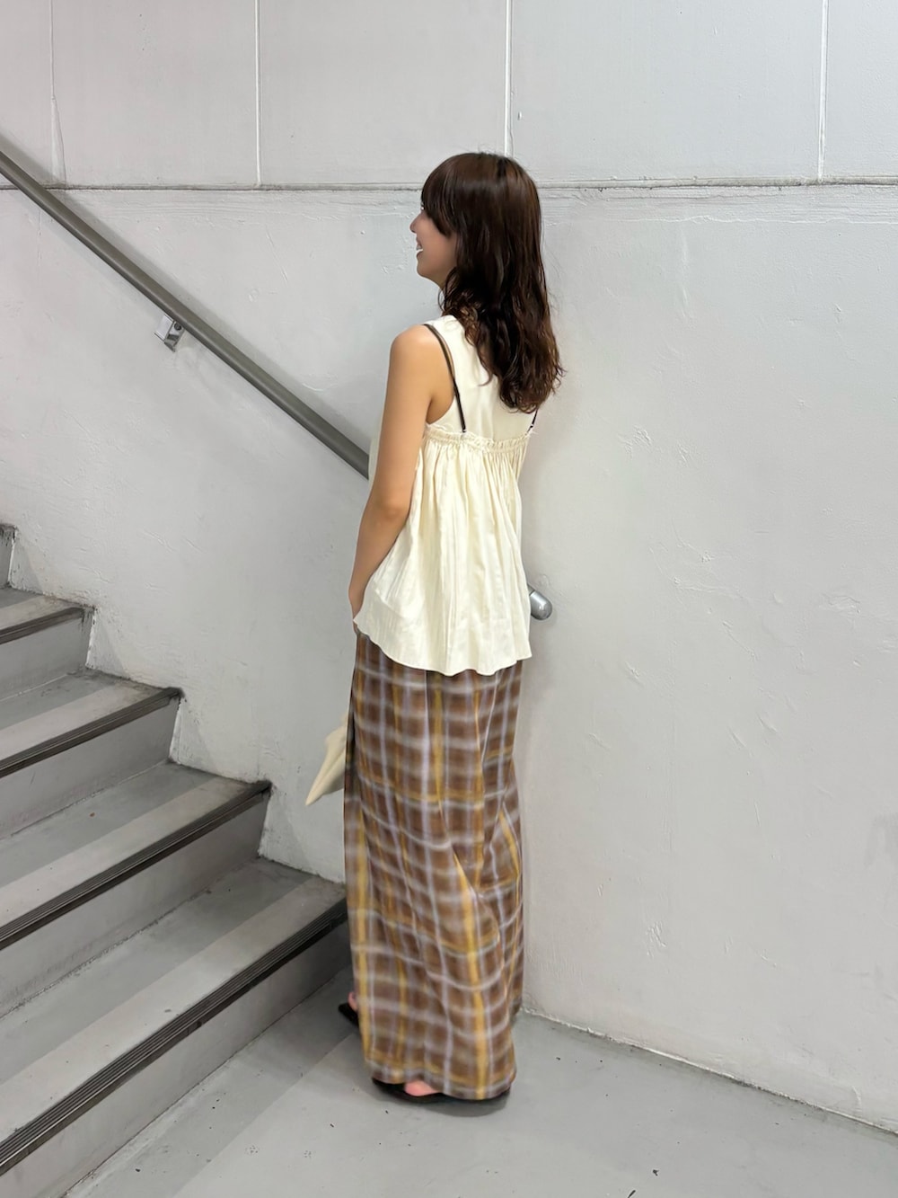 ホワイト系のその他トップス、ブラウン系のその他パンツ、ホワイト系のショルダーバッグを着用したレディースの夏コーディネートの2枚目の写真