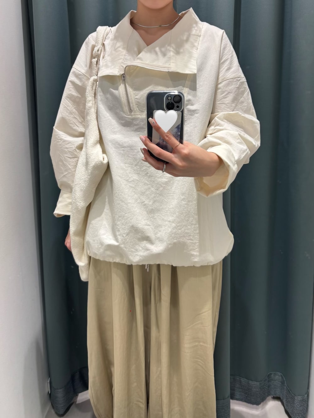 ベージュ系のその他パンツ、ホワイト系のその他アウター、ホワイト系のトートバッグを着用したレディースの春コーディネートの5枚目の写真