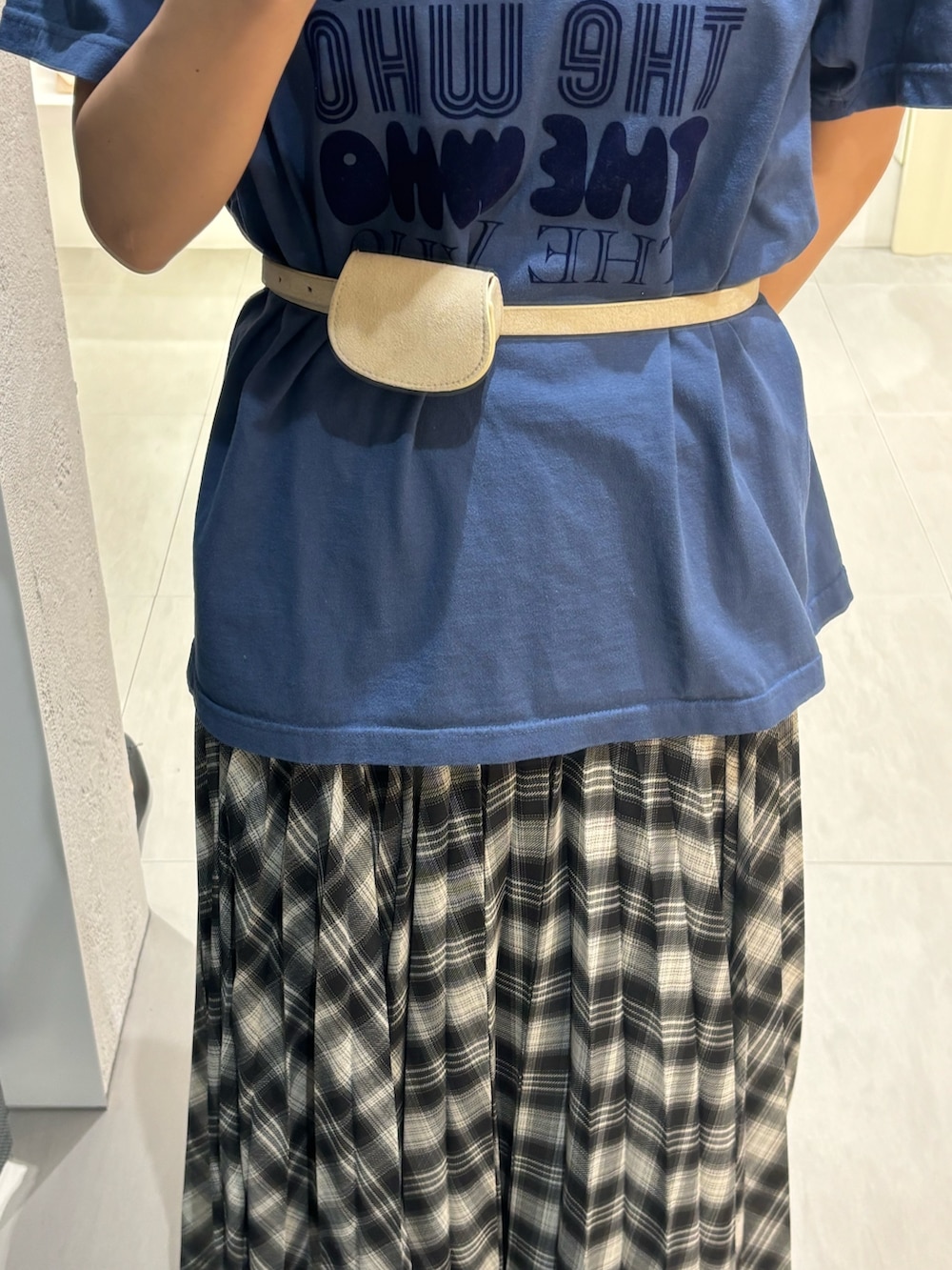 ブラック系のスカート、ブルー系のTシャツ/カットソー、グレー系のベルトを着用したレディースの春コーディネートの4枚目の写真