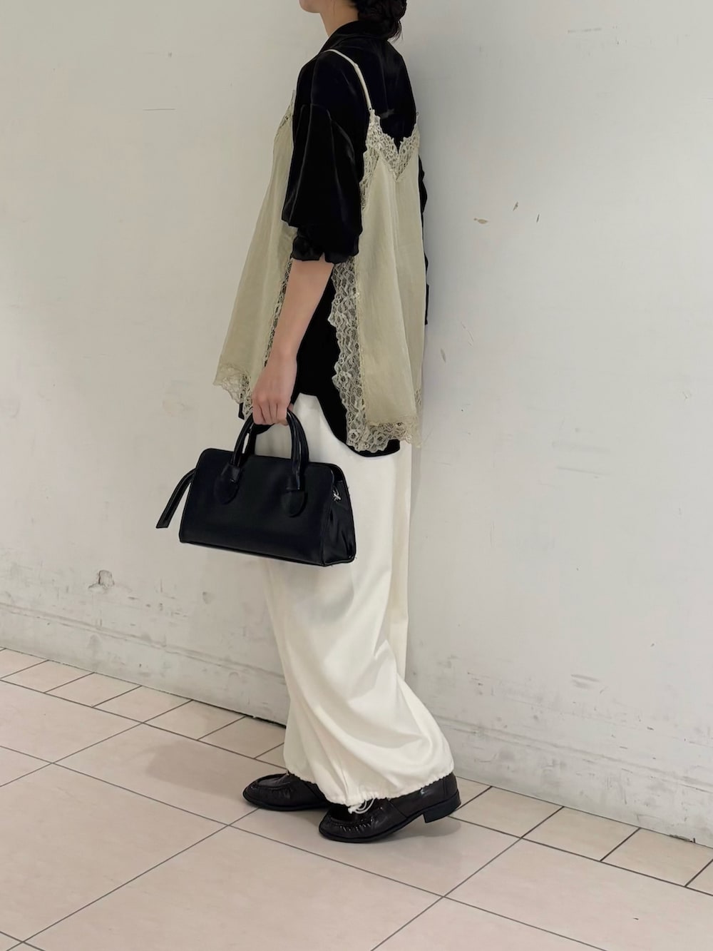 ホワイト系のその他パンツ、ブラック系のボストンバッグ、ブラウン系のシャツ/ブラウスを着用したレディースの冬コーディネートの4枚目の写真