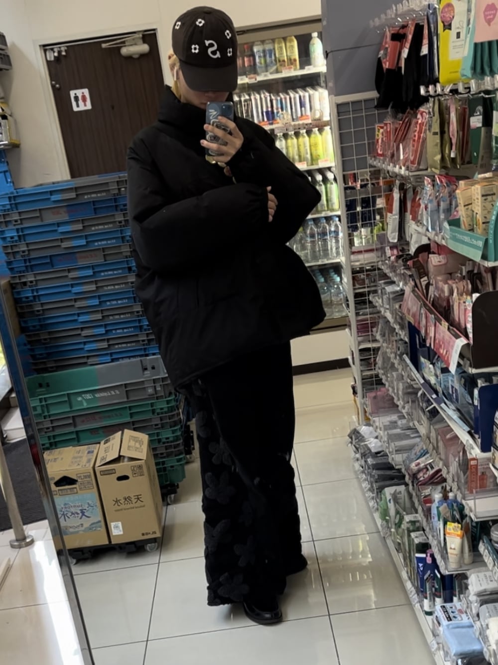 ブラック系のダウンジャケット/コート、ブラック系のデニムパンツ、ブラック系のローファーを着用したメンズの冬コーディネートの2枚目の写真