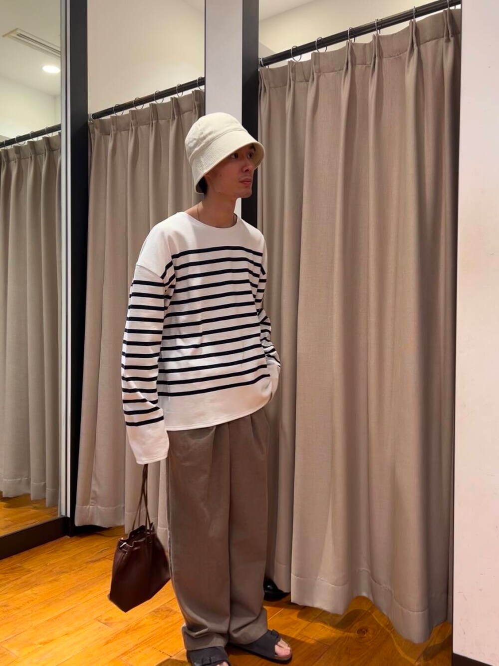 「休日スタイル、低身長コーデ、サンダルコーデ、旅行コーデ、初夏のお出かけコーデ、ここでしか手に入らない別注アイテム、私のイチ推しブランド、初夏のお出掛けコーデ、外遊びコーデ、細身コーデ、ベーシックアイテムで作る最旬コーデ、スタッフが狙う春の新作、初夏パンツ」｜「URBAN RESEARCHのLINEN PIN HEAD TUCK PANTS（その他パンツ、グレー系）」を使った、yusakuさん（メンズ・170cm）の春コーディネートの2枚目の写真