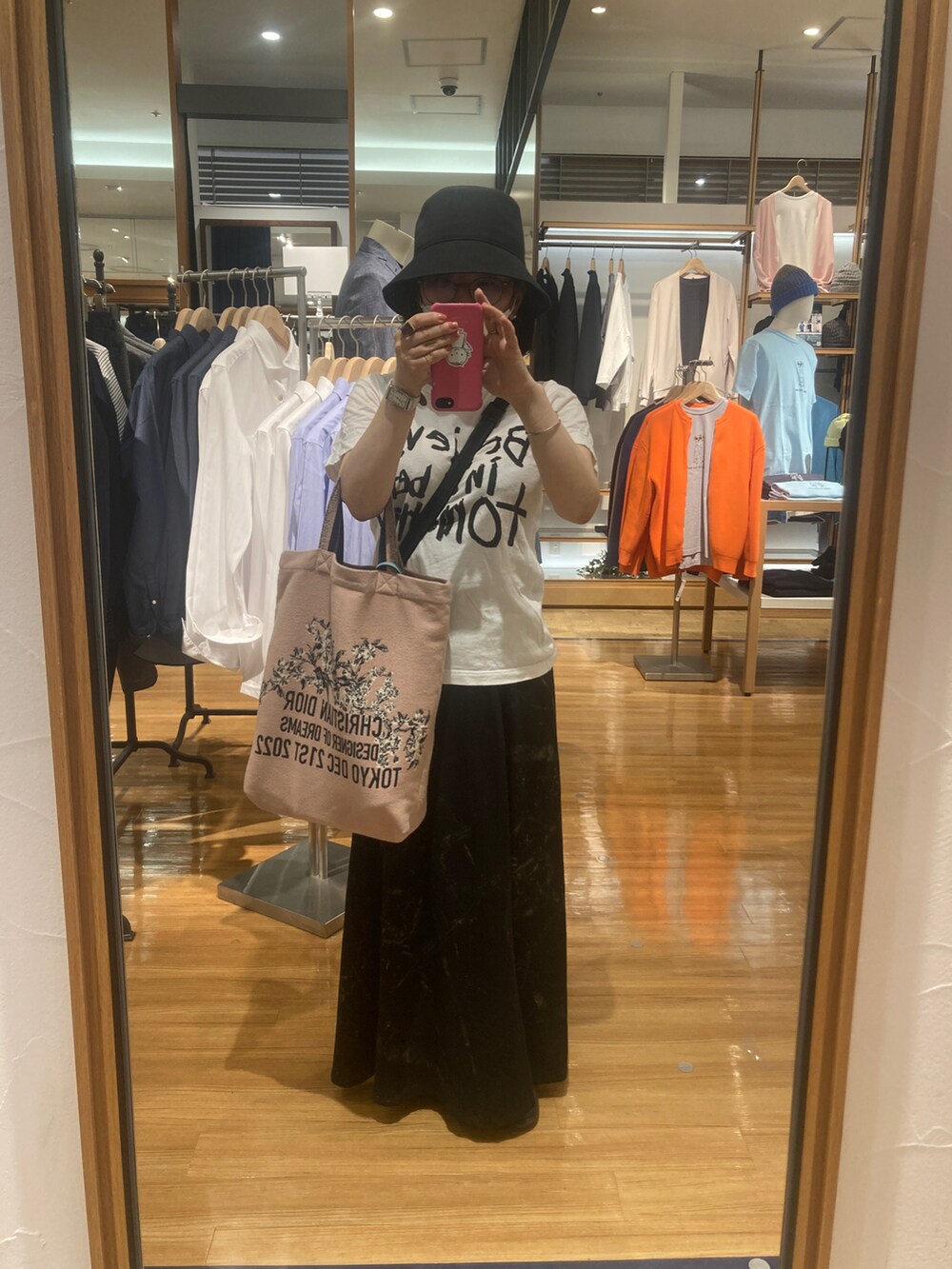 ホワイト系のTシャツ/カットソー、ブラック系のスカートを着用したレディースの春コーディネートの2枚目の写真