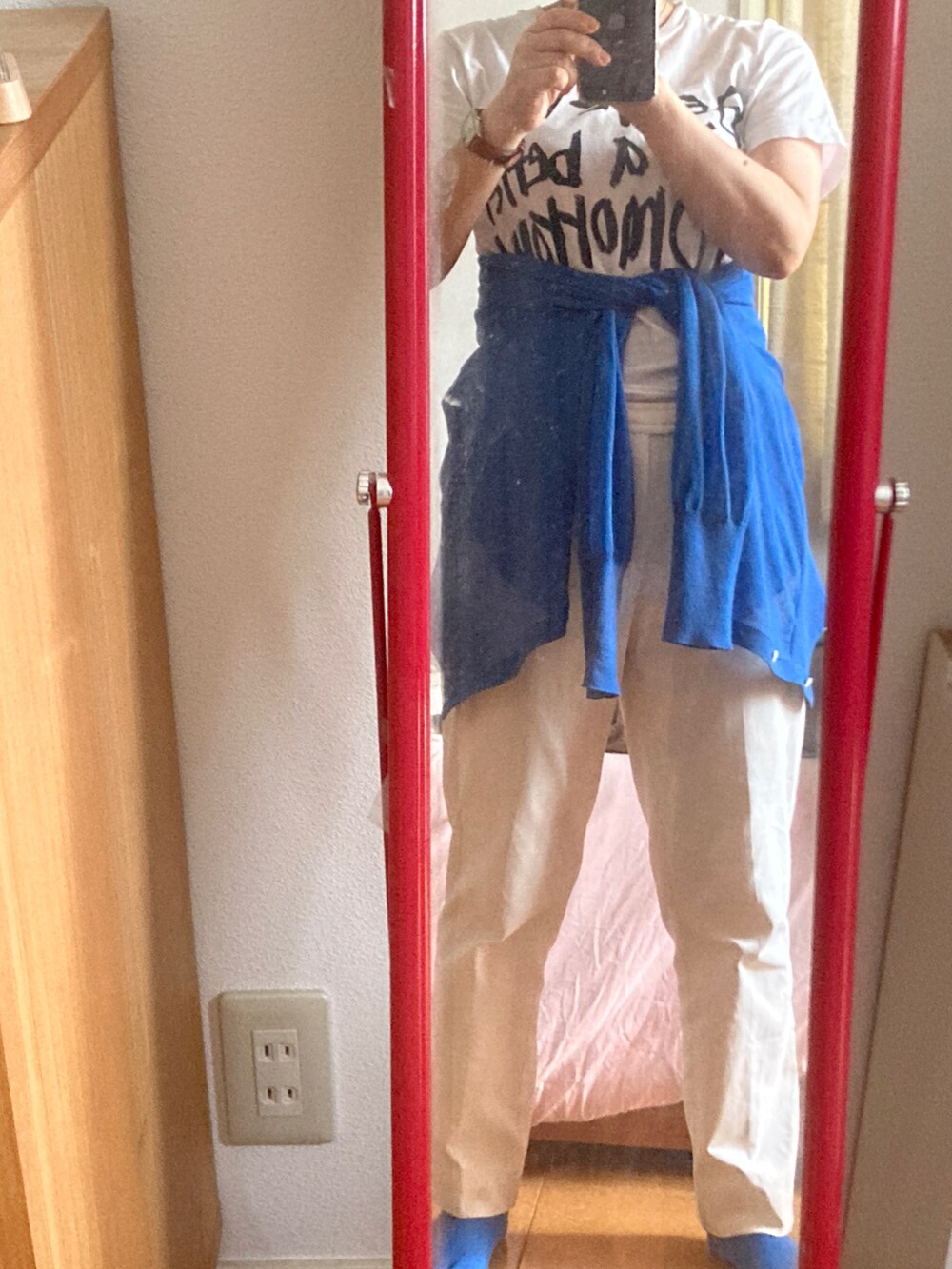 ホワイト系のTシャツ/カットソー、ブルー系のカーディガン/ボレロ、ホワイト系のパンツを着用したレディースの春コーディネートの2枚目の写真