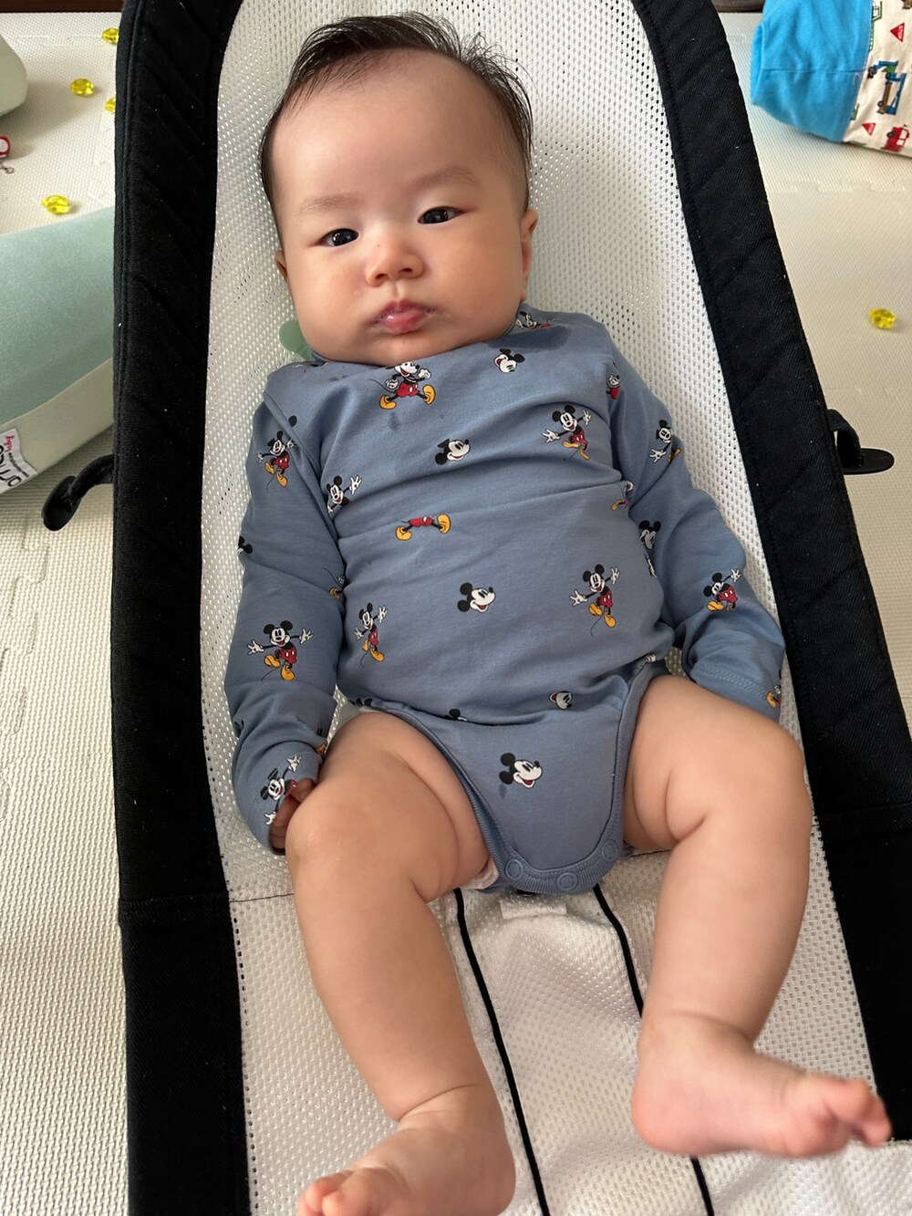 その他のトップス、ブルー系のパンツを着用したキッズの夏コーディネートの3枚目の写真