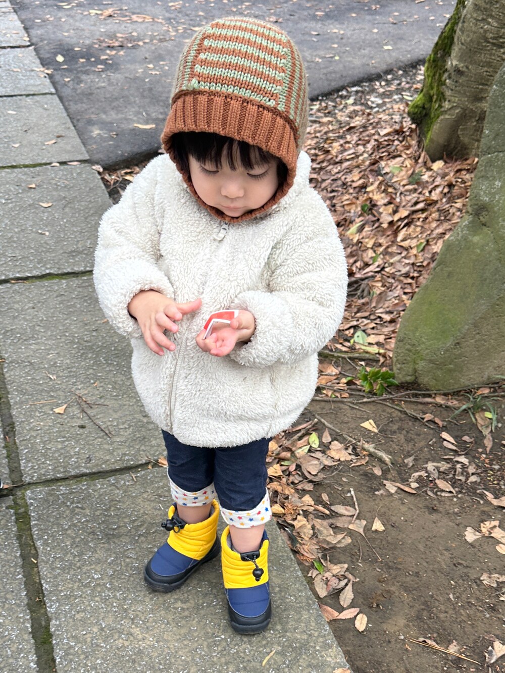 「ブーツ、スノーブーツ、mont-bell、ホットビスケッツ、UNIQLO、ドラえもん、男の子」｜「mont-bellのアイテム（その他アウター、ブルー系）」を使った、haruasa さん（キッズ・80cm）の冬コーディネートの3枚目の写真