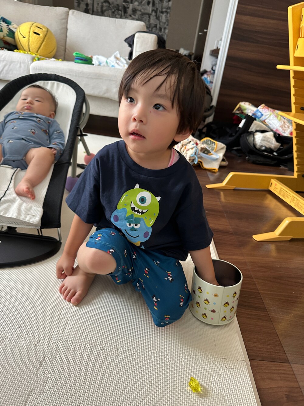 その他のトップス、ブルー系のパンツを着用したキッズの夏コーディネートの2枚目の写真