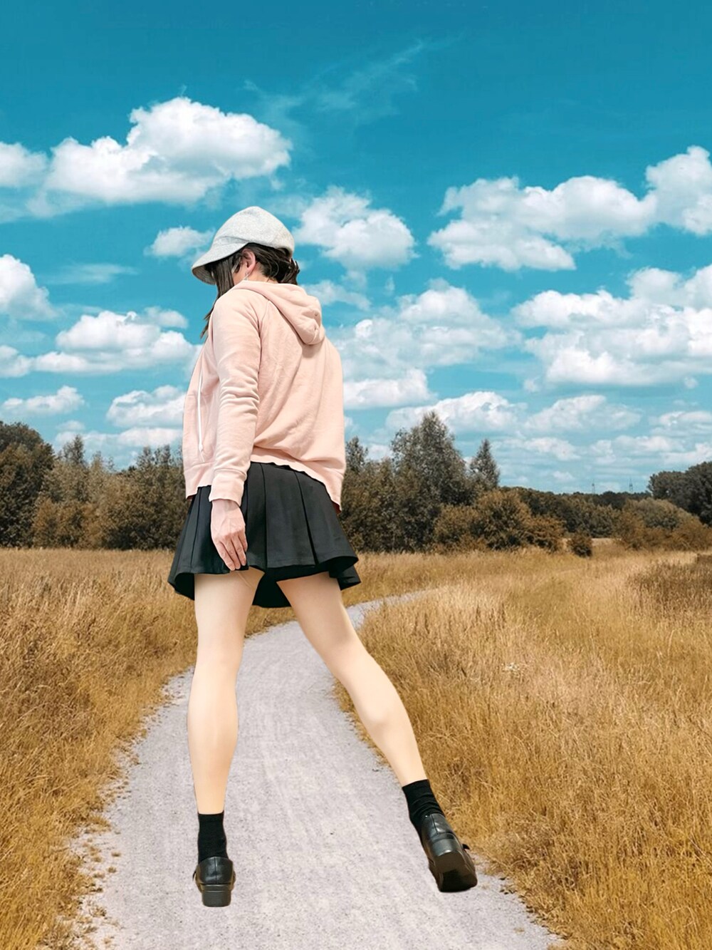 ピンク系のパーカー、ブラック系のスカート、ブラック系のバレエシューズを着用したレディースの春コーディネートの4枚目の写真