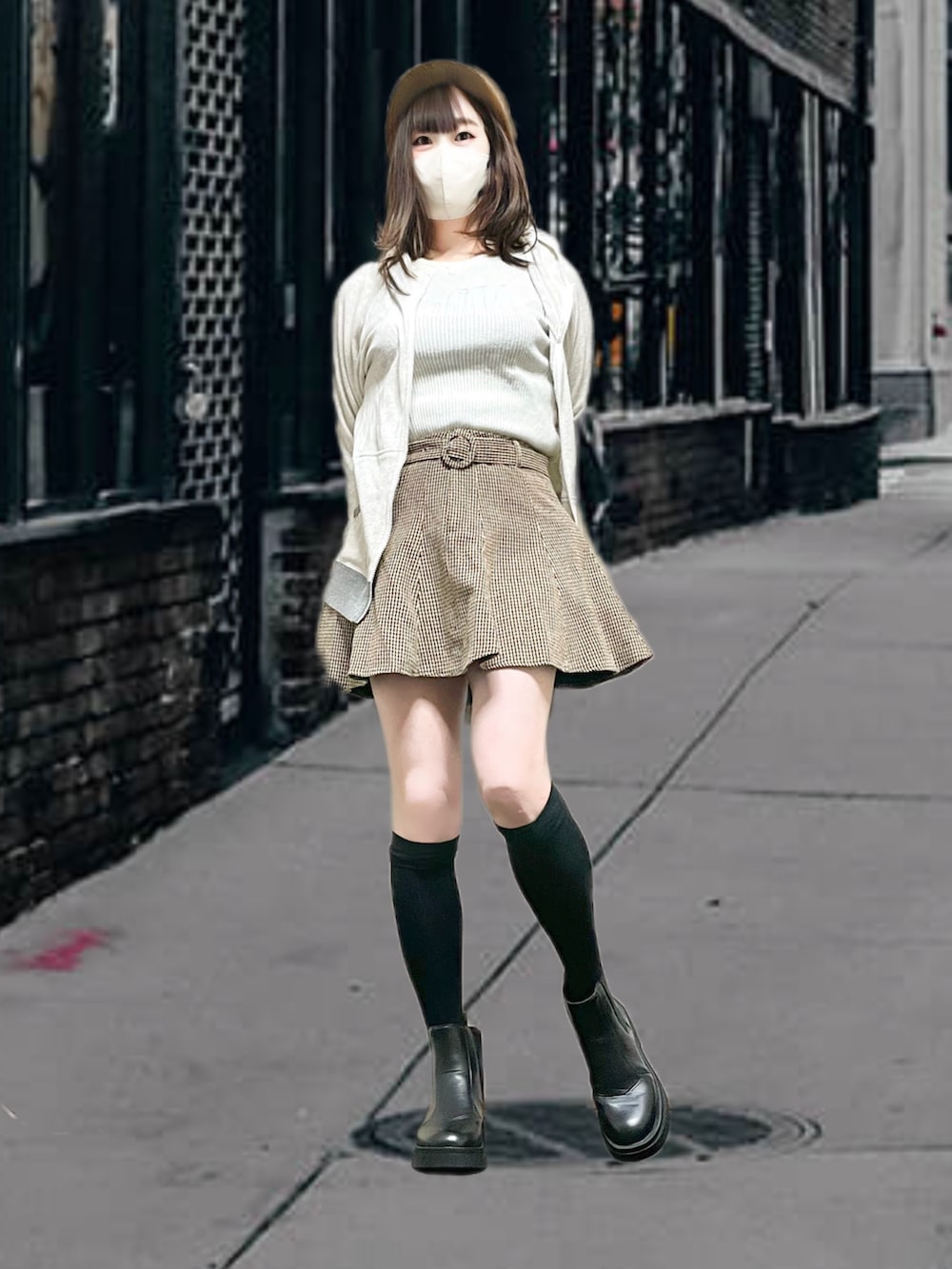 グレー系のパーカー、ベージュ系のスカート、ブラック系のブーツを着用したレディースの春コーディネートの2枚目の写真