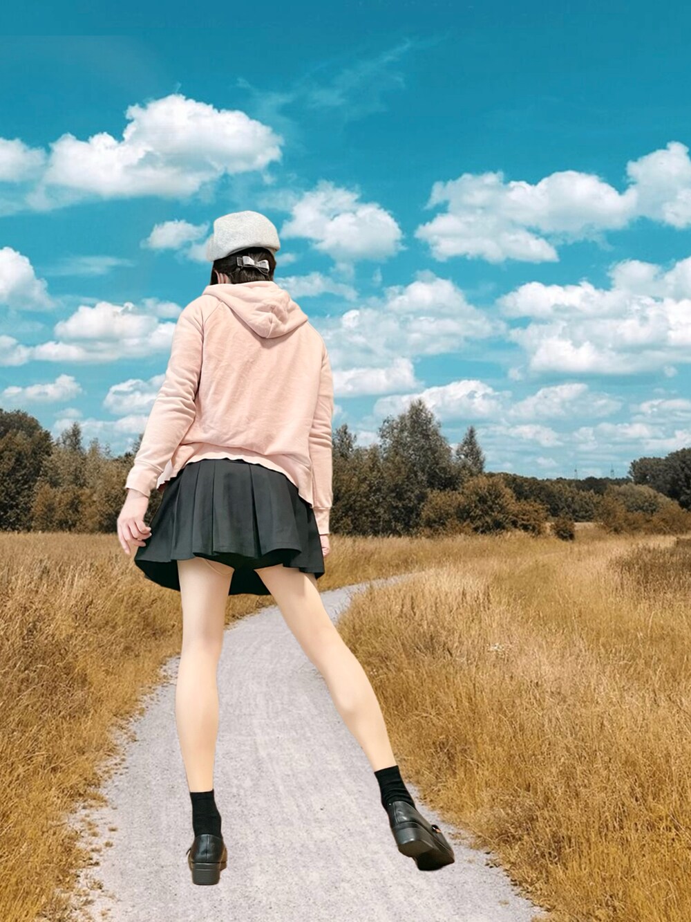 ピンク系のパーカー、ブラック系のスカート、ブラック系のバレエシューズを着用したレディースの春コーディネートの3枚目の写真