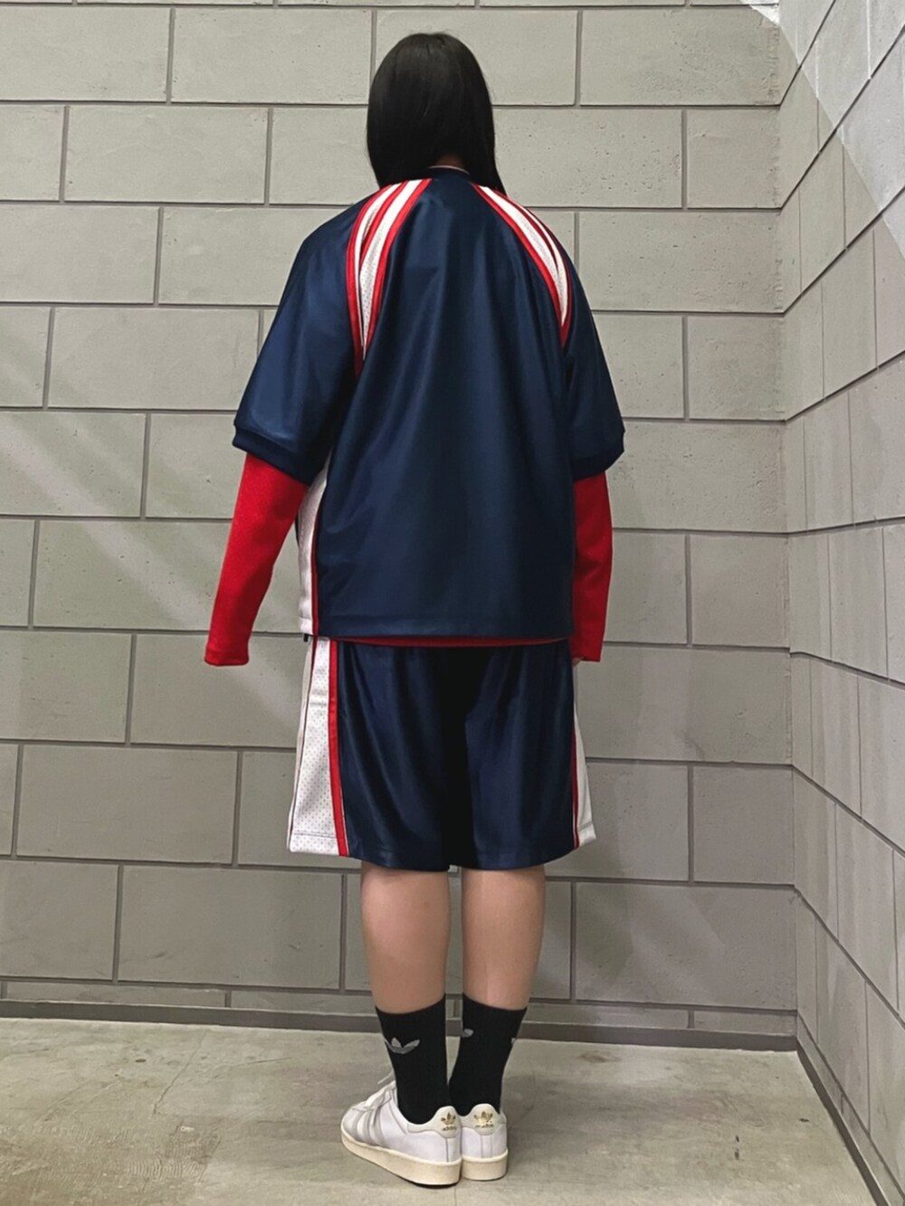 「カジュアル、カジュアルコーデ、カジュアルスタイル、シンプル、シンプルコーデ、シンプルスタイル、シンプルおしゃれが好き、スポーツミックス、スポーティ、メンズライク、スニーカー、スニーカーコーデ、スニーカー女子、スニーカー×靴下」｜「adidasのカットライン ショーツ / ハーフパンツ / アディダスオリジナルス adidas Originals（その他パンツ、ブルー系）」を使った、SAさん（レディース・160cm）の春コーディネートの3枚目の写真