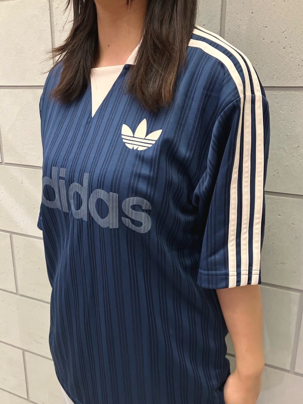ブルー系のシューズ、ブルー系のTシャツ/カットソー、グレー系のその他パンツを着用したレディースの春コーディネートの4枚目の写真