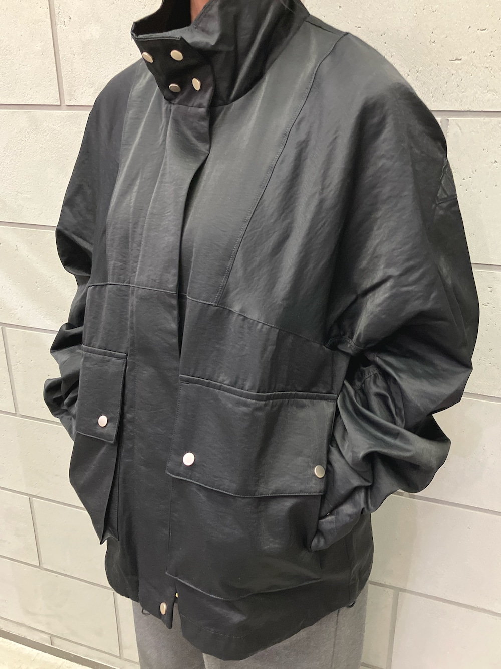 「スニーカー、ジャケット、アウター、adidas、スポーツウェア、アディダス、ナイロンジャケット、ステラマッカートニー、adidas by Stella McCartney、ウーブンジャケット」｜「adidasのLux AD ウーブンジャケット / アディダス adidas（ナイロンジャケット、ブラック系）」を使った、SAさん（レディース・160cm）の冬コーディネートの3枚目の写真
