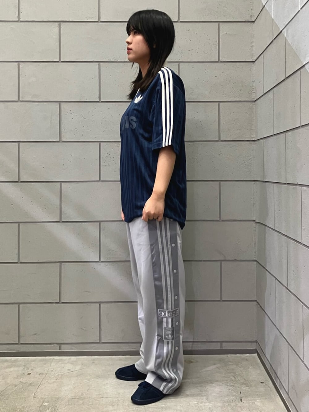 ブルー系のシューズ、ブルー系のTシャツ/カットソー、グレー系のその他パンツを着用したレディースの春コーディネートの2枚目の写真
