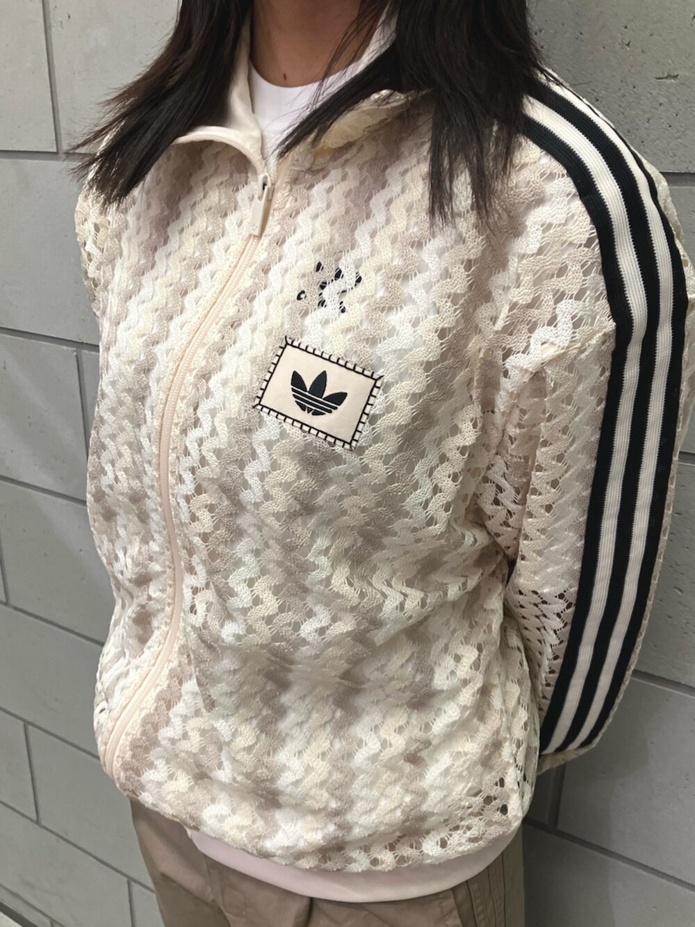 「トラックジャケット、ショートパンツ、ショーツ、ショーツスタイル、春コーデ、春夏コーデ、夏コーデ、夏だ！Tシャツ着よう！、スニーカー、スニーカーコーデ、スニーカー女子、スニーカー×靴下、スニーカー好きと繋がりたい、シンプルコーデ、シンプルスタイル」｜「adidasのアディダス オリジナルス サマーグロー ファイヤーバード トラックトップ / ジャージ / アディダスオリジナルス adidas Originals（ジャージ、ホワイト系）」を使った、SAさん（レディース・160cm）の春コーディネートの4枚目の写真