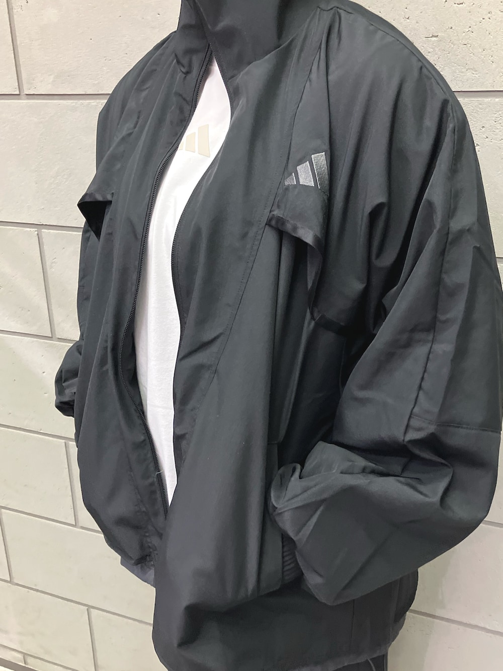 「スウェットパンツ、スニーカー、adidas、ジャージ、スポーツウェア、アディダス、ナイロンジャケット、長袖Tシャツ、サンバ、ウーブンジャケット」｜「adidasのワーディング ウーブンジャケット / アディダス adidas（ナイロンジャケット、ブラック系）」を使った、SAさん（レディース・160cm）の冬コーディネートの2枚目の写真