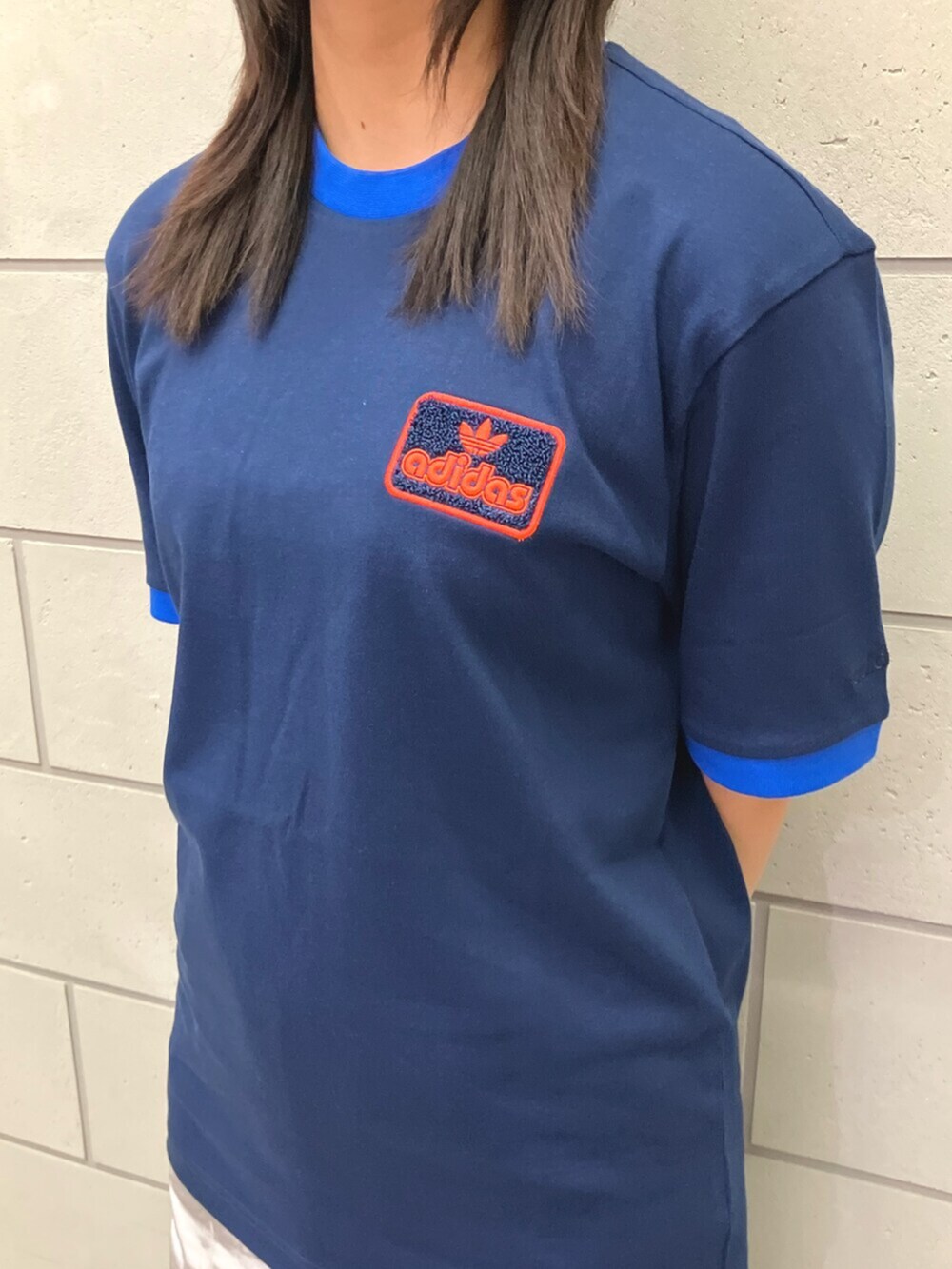 グレー系のその他パンツ、ブルー系のTシャツ/カットソー、ブラック系のスニーカーを着用したレディースの春コーディネートの4枚目の写真