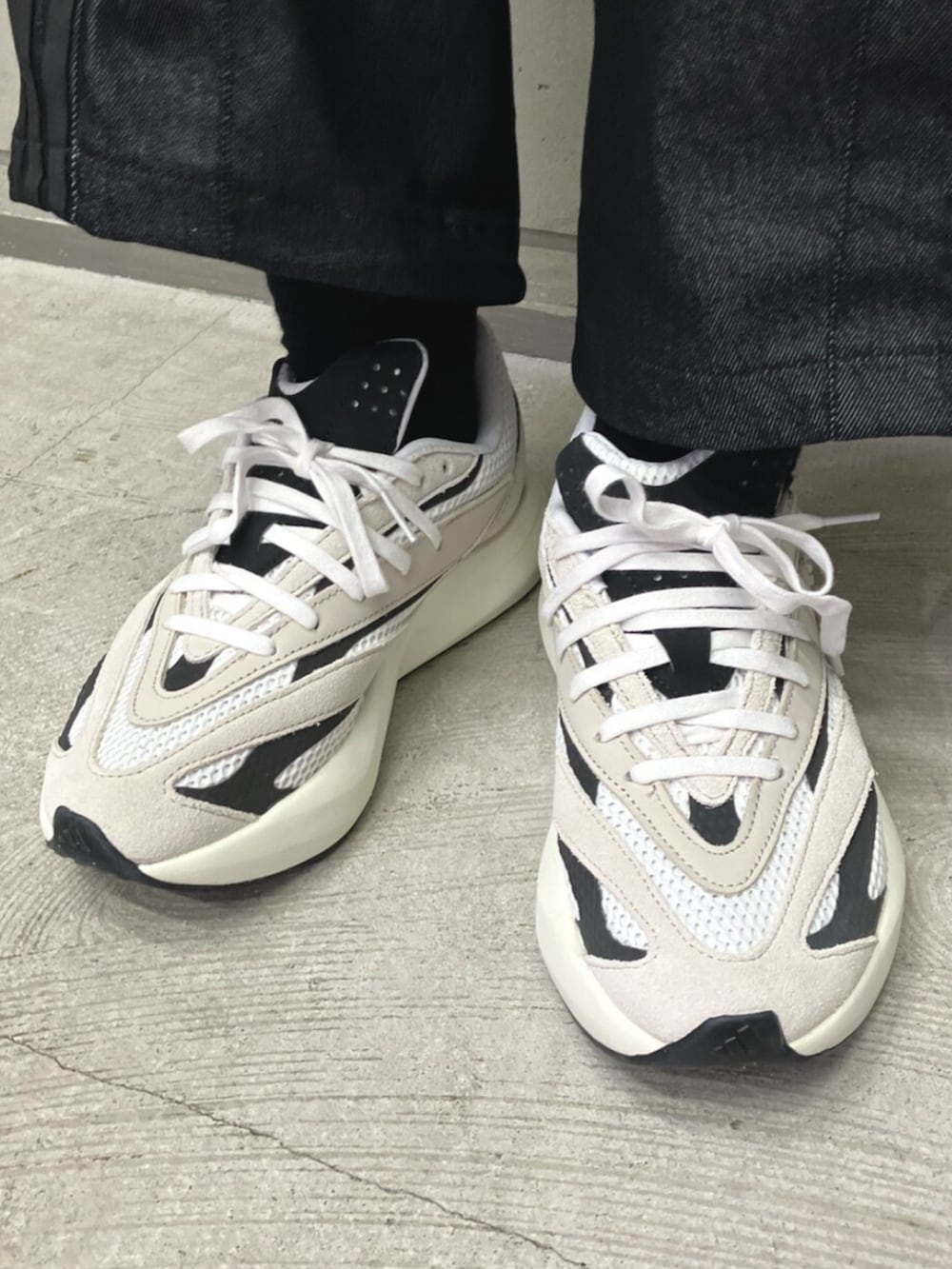 レッド系のTシャツ/カットソー、ブラック系のデニムパンツ、ホワイト系のスニーカーを着用したレディースの夏コーディネートの4枚目の写真