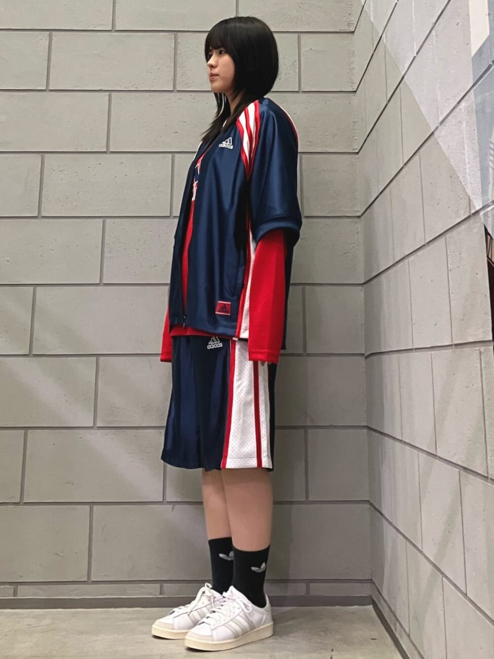 「カジュアル、カジュアルコーデ、カジュアルスタイル、シンプル、シンプルコーデ、シンプルスタイル、シンプルおしゃれが好き、スポーツミックス、スポーティ、メンズライク、スニーカー、スニーカーコーデ、スニーカー女子、スニーカー×靴下」｜「adidasのカットライン ショーツ / ハーフパンツ / アディダスオリジナルス adidas Originals（その他パンツ、ブルー系）」を使った、SAさん（レディース・160cm）の春コーディネートの2枚目の写真