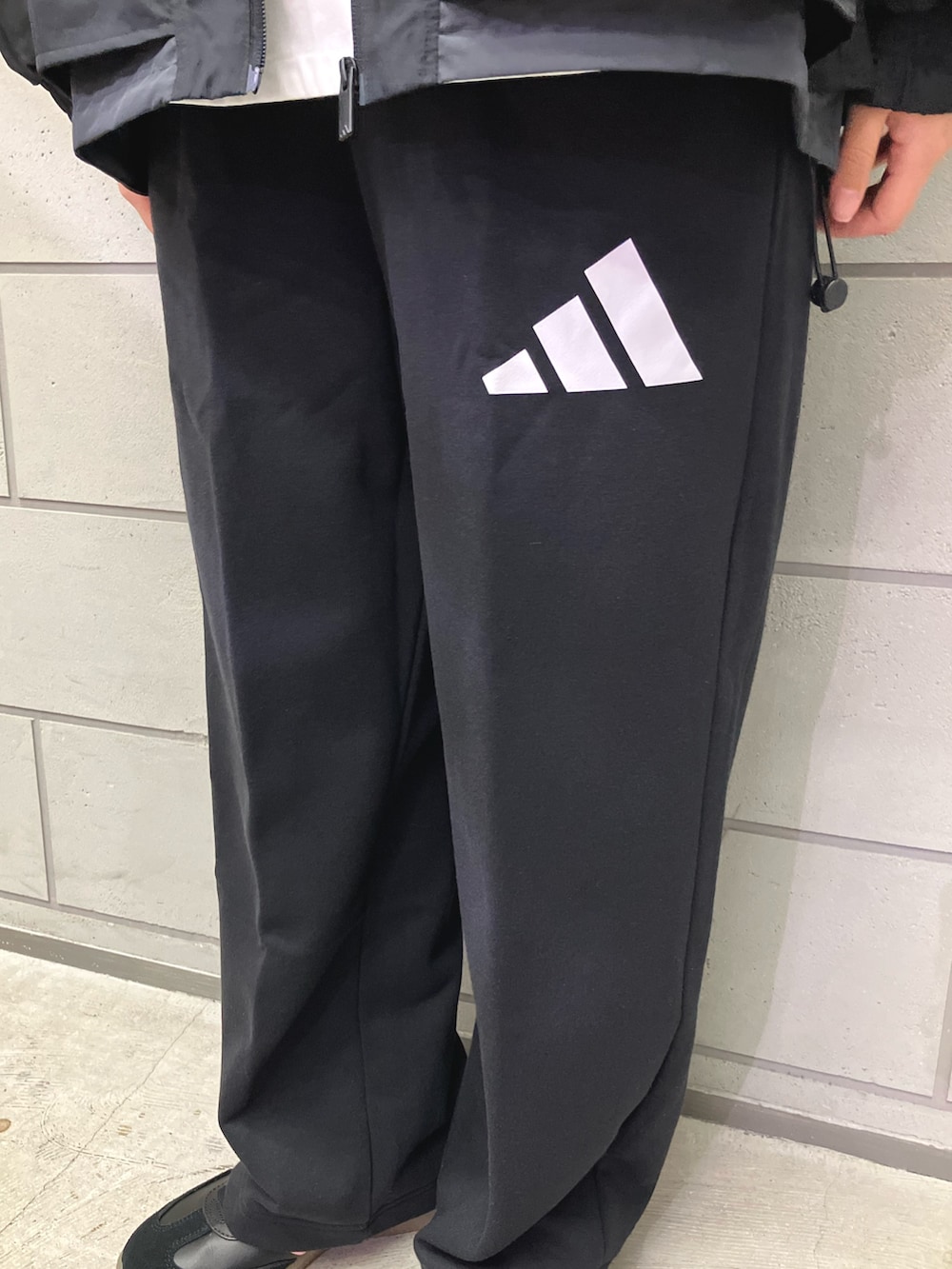 「スウェットパンツ、スニーカー、adidas、ジャージ、スポーツウェア、アディダス、ナイロンジャケット、長袖Tシャツ、サンバ、ウーブンジャケット」｜「adidasのワーディング ウーブンジャケット / アディダス adidas（ナイロンジャケット、ブラック系）」を使った、SAさん（レディース・160cm）の冬コーディネートの3枚目の写真