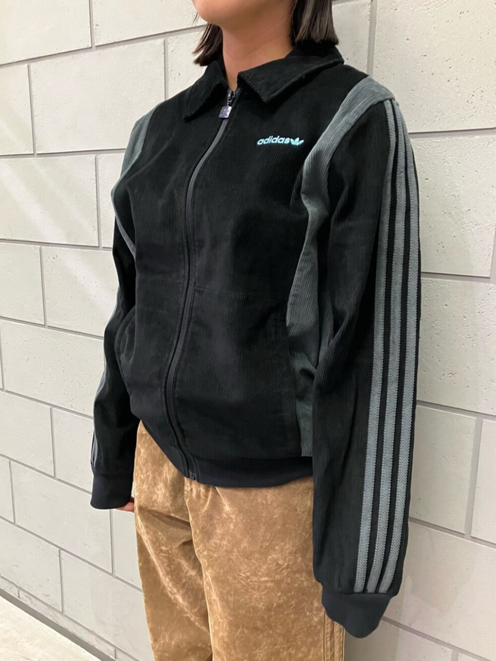 ブラック系のジャージ、ブラウン系のその他パンツ、ブラウン系のスニーカーを着用したレディースの秋コーディネートの4枚目の写真