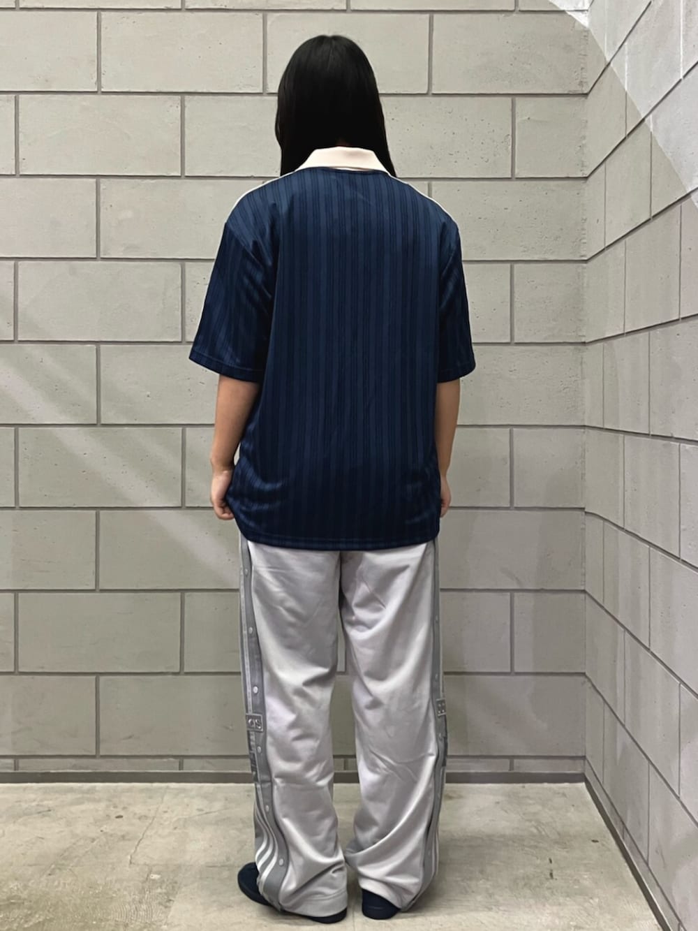 ブルー系のシューズ、ブルー系のTシャツ/カットソー、グレー系のその他パンツを着用したレディースの春コーディネートの3枚目の写真