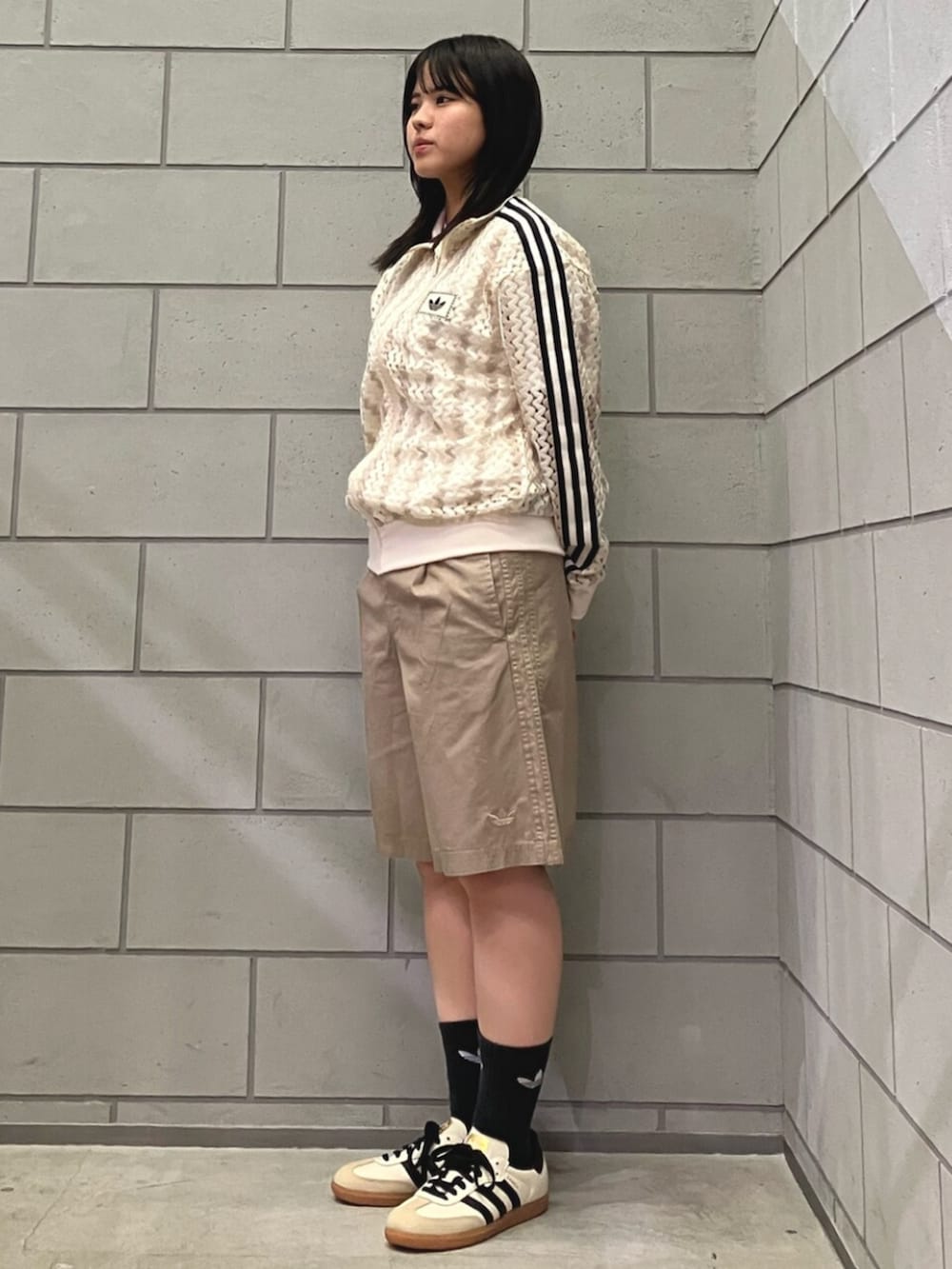 「トラックジャケット、ショートパンツ、ショーツ、ショーツスタイル、春コーデ、春夏コーデ、夏コーデ、夏だ！Tシャツ着よう！、スニーカー、スニーカーコーデ、スニーカー女子、スニーカー×靴下、スニーカー好きと繋がりたい、シンプルコーデ、シンプルスタイル」｜「adidasのアディダス オリジナルス サマーグロー ファイヤーバード トラックトップ / ジャージ / アディダスオリジナルス adidas Originals（ジャージ、ホワイト系）」を使った、SAさん（レディース・160cm）の春コーディネートの2枚目の写真