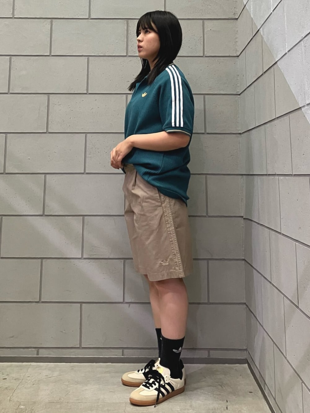 「夏コーデ、夏だ！Tシャツ着よう！、ショーツ、ショーツスタイル、ショートパンツ、ポロシャツ、ニットポロ、スニーカー、スニーカーコーデ、スニーカー女子、スニーカー好きと繋がりたい、カジュアル、カジュアルコーデ、カジュアルスタイル」｜「adidasのアディダス オリジナルス ワッフル ニット ポロシャツ / アディダスオリジナルス adidas Originals（ポロシャツ、グリーン系）」を使った、SAさん（レディース・160cm）の春コーディネートの2枚目の写真