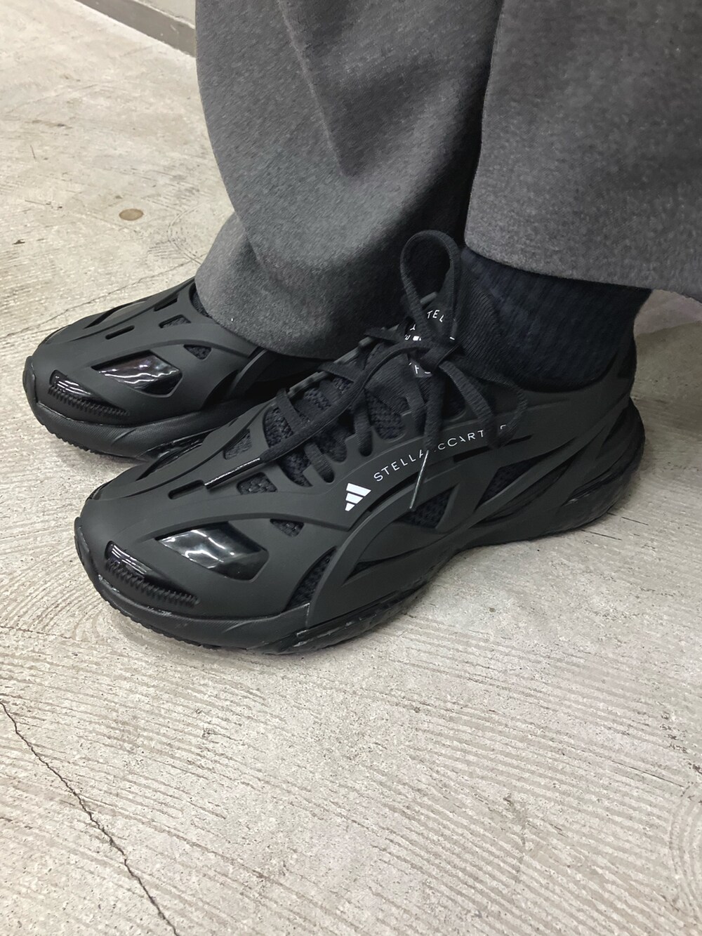 「スニーカー、ジャケット、アウター、adidas、スポーツウェア、アディダス、ナイロンジャケット、ステラマッカートニー、adidas by Stella McCartney、ウーブンジャケット」｜「adidasのLux AD ウーブンジャケット / アディダス adidas（ナイロンジャケット、ブラック系）」を使った、SAさん（レディース・160cm）の冬コーディネートの4枚目の写真