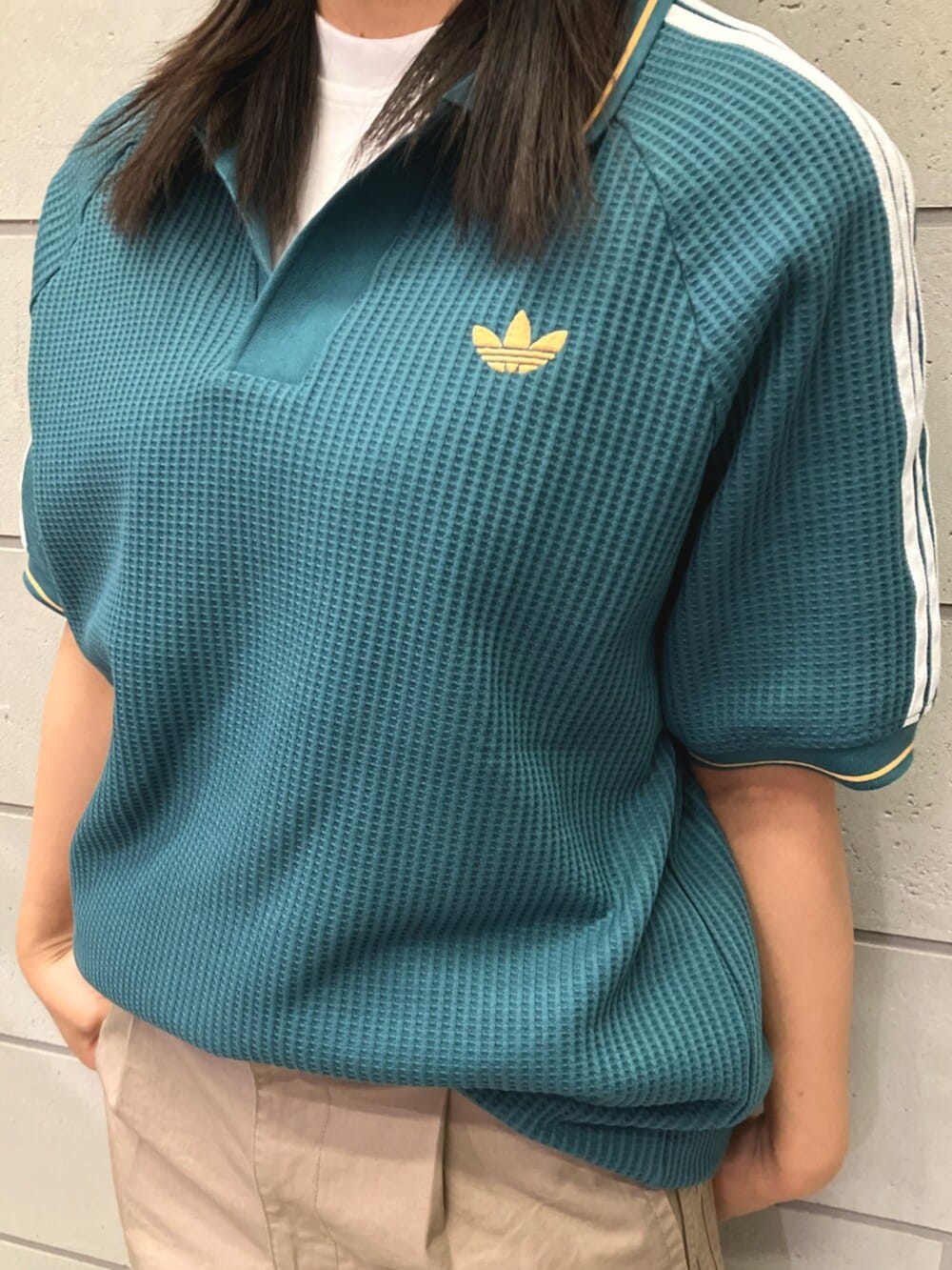 「夏コーデ、夏だ！Tシャツ着よう！、ショーツ、ショーツスタイル、ショートパンツ、ポロシャツ、ニットポロ、スニーカー、スニーカーコーデ、スニーカー女子、スニーカー好きと繋がりたい、カジュアル、カジュアルコーデ、カジュアルスタイル」｜「adidasのアディダス オリジナルス ワッフル ニット ポロシャツ / アディダスオリジナルス adidas Originals（ポロシャツ、グリーン系）」を使った、SAさん（レディース・160cm）の春コーディネートの4枚目の写真