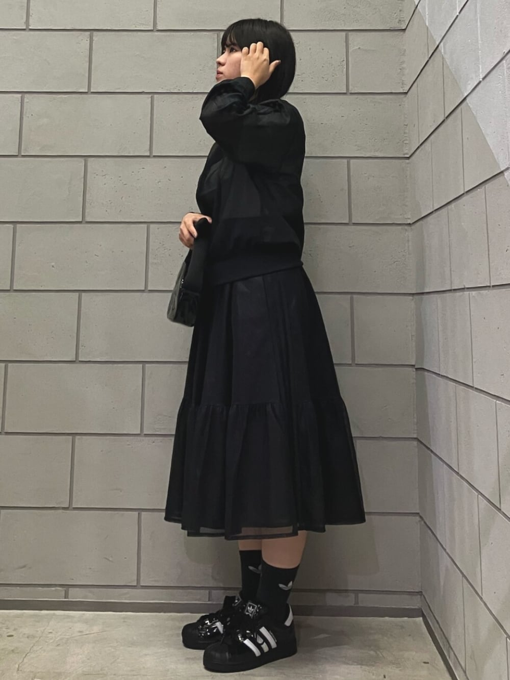 「カジュアル、カジュアルコーデ、カジュアルスタイル、カジュアルガーリー、ロングスカート、ロングスカート×スニーカー、ロングスカートコーデ、モノトーン、モノトーンコーデ、ガーリーコーデ、ガーリーカジュアル、トラックジャケット、トラックトップ」｜「adidasのアディカラー シアートラックトップ  / ジャージ / アディダスオリジナルス adidas Originals（その他アウター、ブラック系）」を使った、SAさん（レディース・160cm）の春コーディネートの2枚目の写真