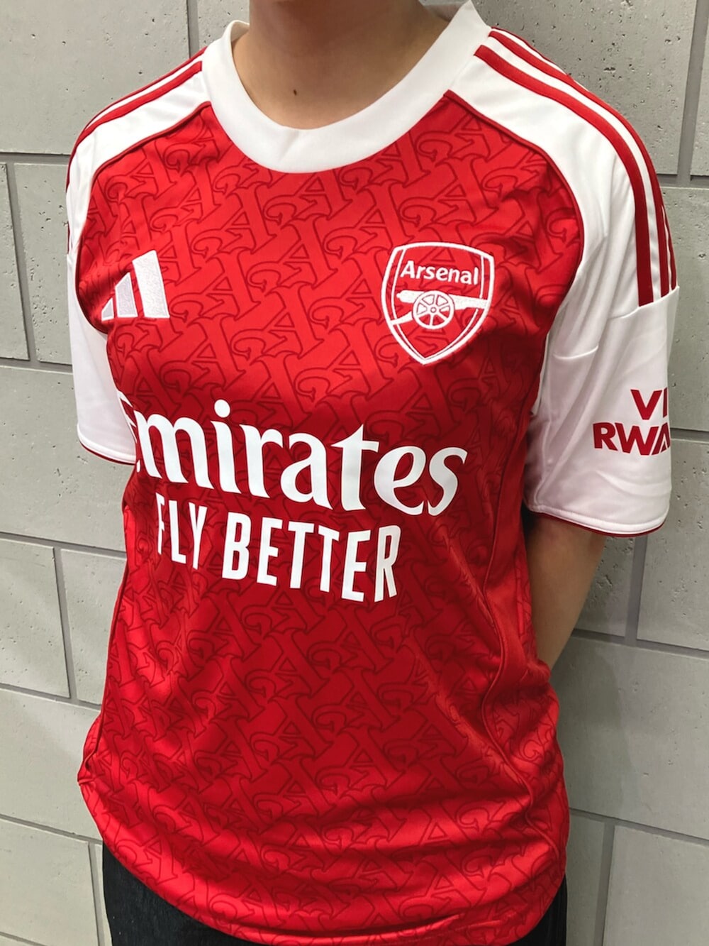 レッド系のTシャツ/カットソー、ブラック系のデニムパンツ、ホワイト系のスニーカーを着用したレディースの夏コーディネートの2枚目の写真