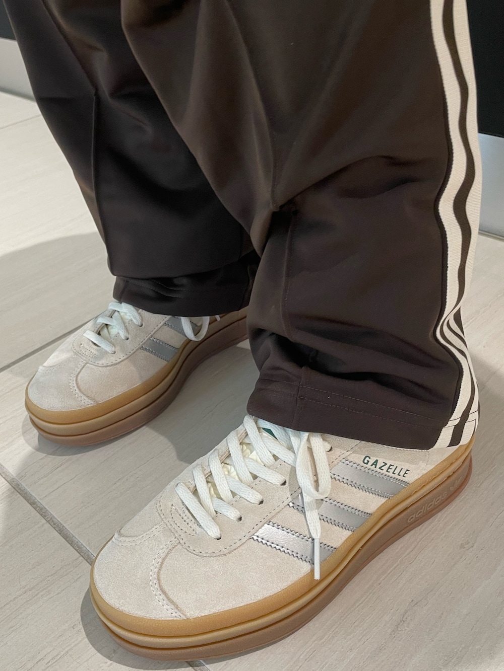 「スニーカー、キャップ、adidas、ジャージ、アディダス、トラックパンツ、adidas originals、アディダスオリジナルス、ベッケンバウアー、ガゼル」｜「adidasのベッケンバウアートラックパンツ（ジェンダーニュートラル） / ジャージ / アディダスオリジナルス adidas Originals（スウェットパンツ、ブラウン系）」を使った、IRさん（レディース・150cm）の秋コーディネートの4枚目の写真